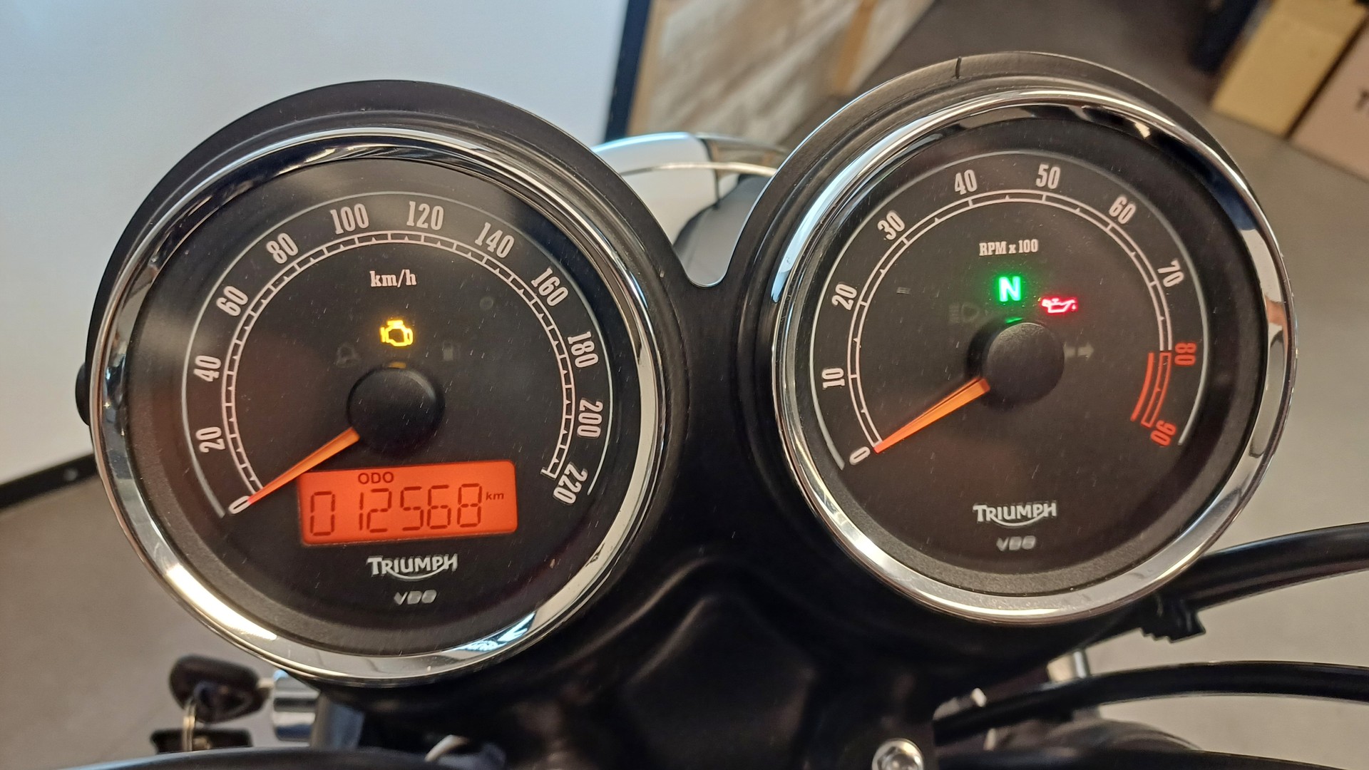 TRIUMPH Bonneville 900 i T 100-image-8