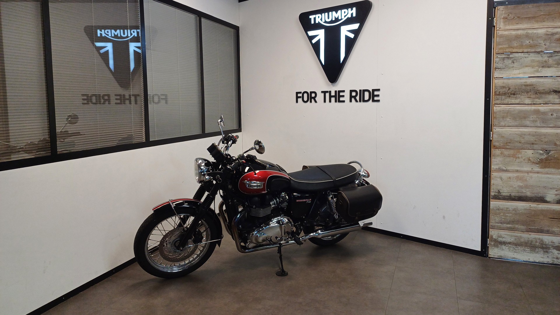 TRIUMPH Bonneville 900 i T 100-image-1
