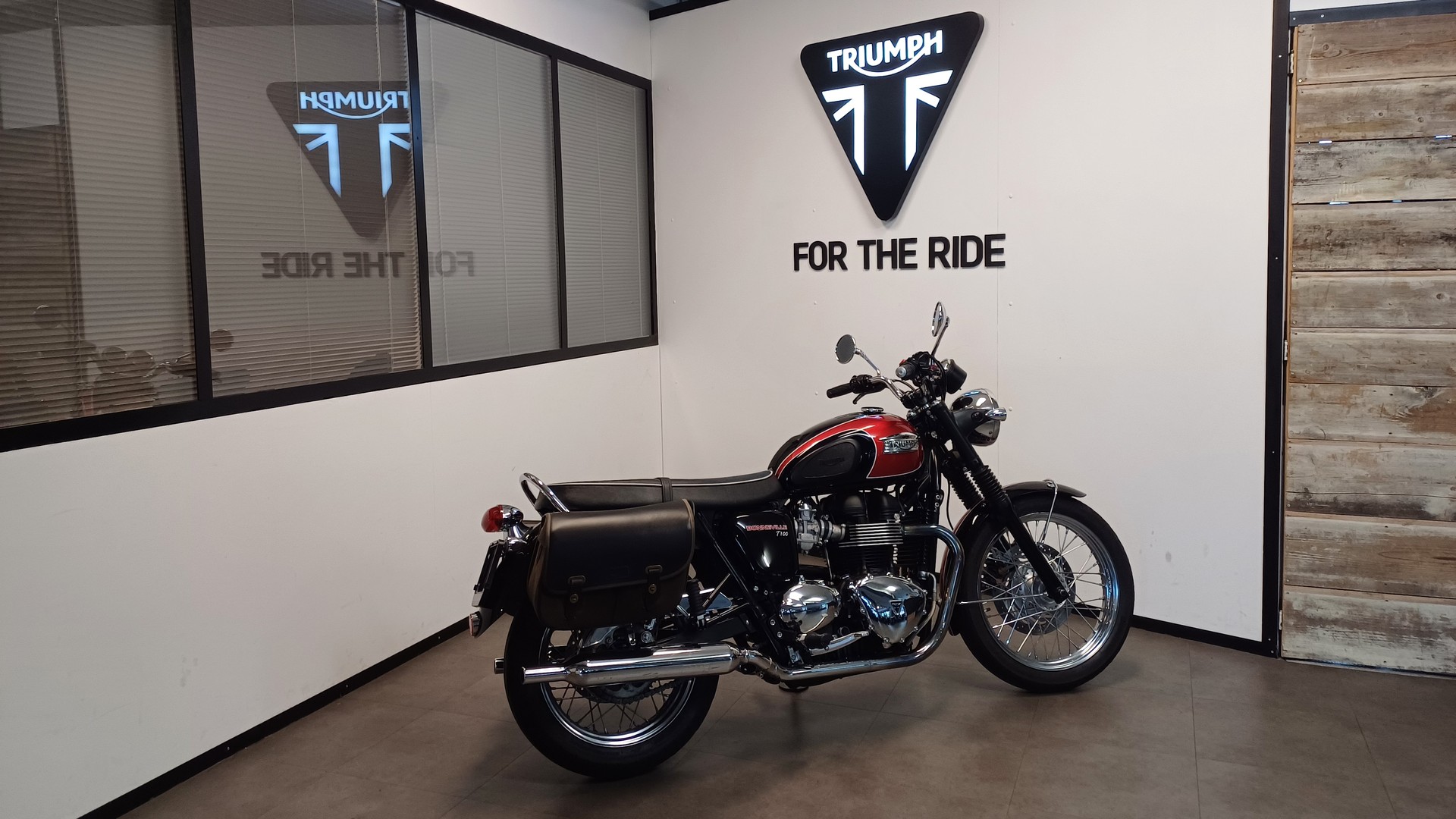 TRIUMPH Bonneville 900 i T 100-image-2