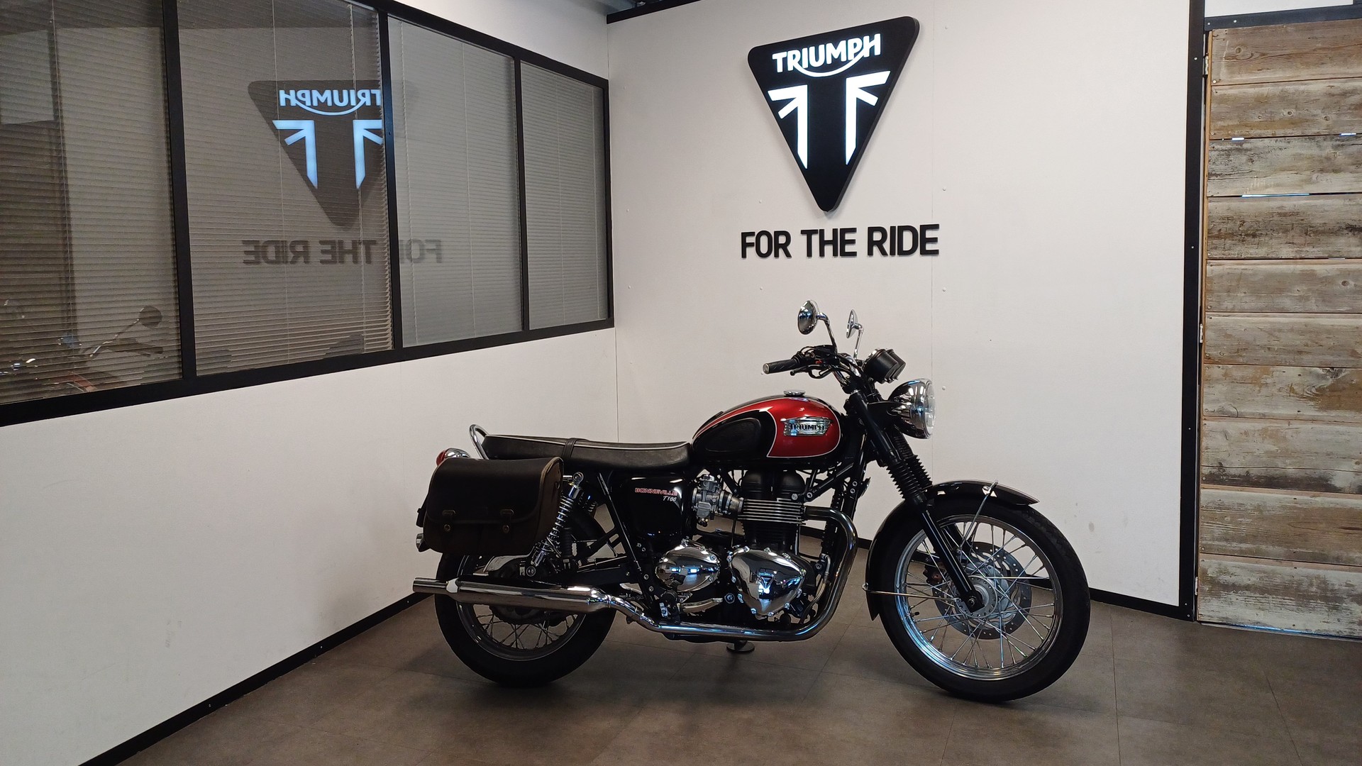TRIUMPH Bonneville 900 i T 100-image-0