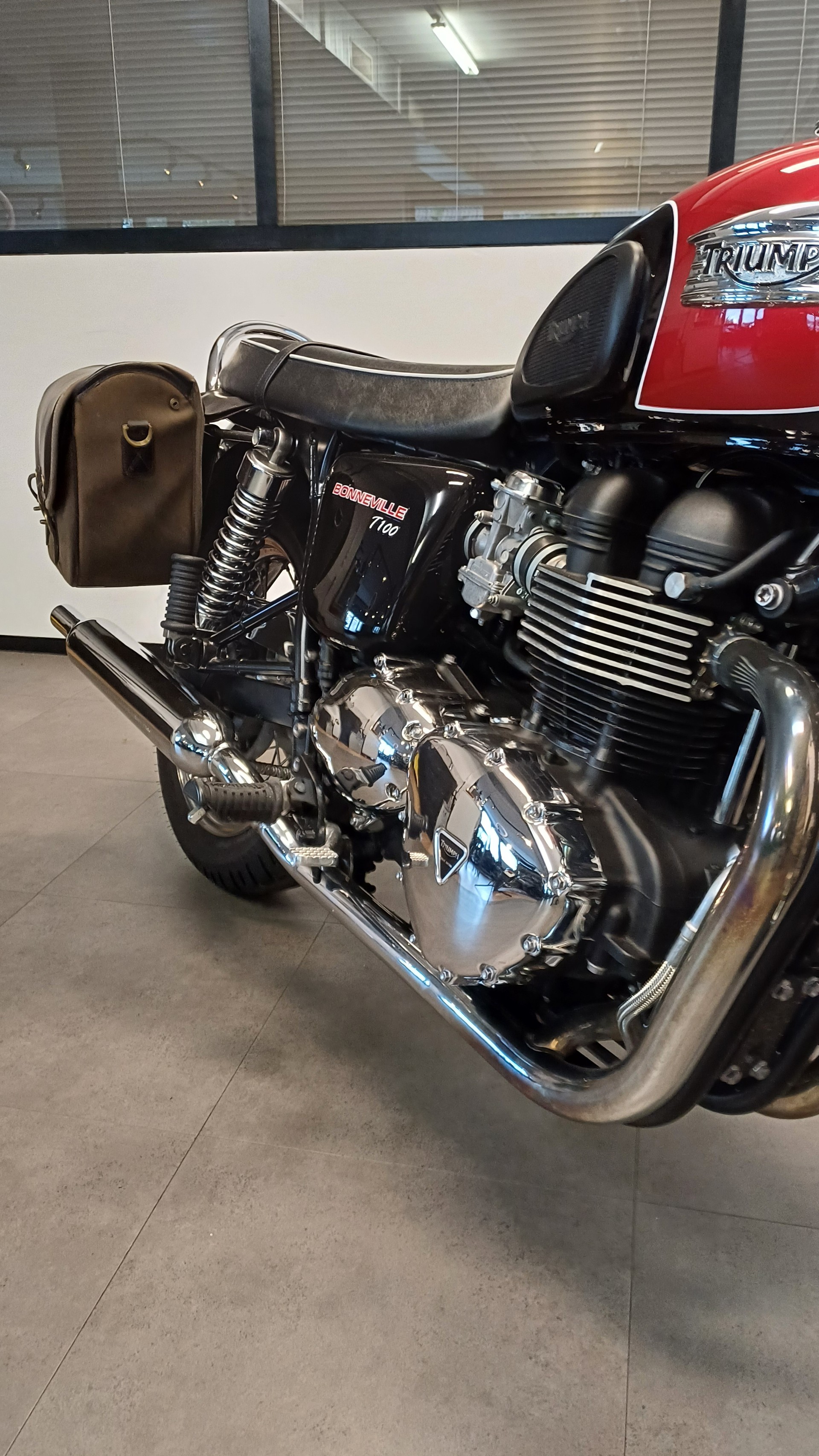 TRIUMPH Bonneville 900 i T 100-image-10