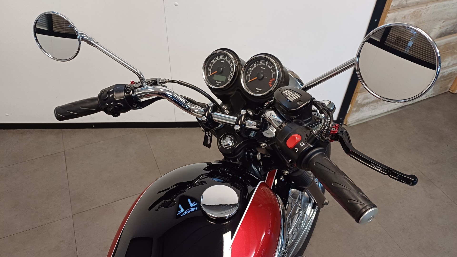 TRIUMPH Bonneville 900 i T 100-image-9
