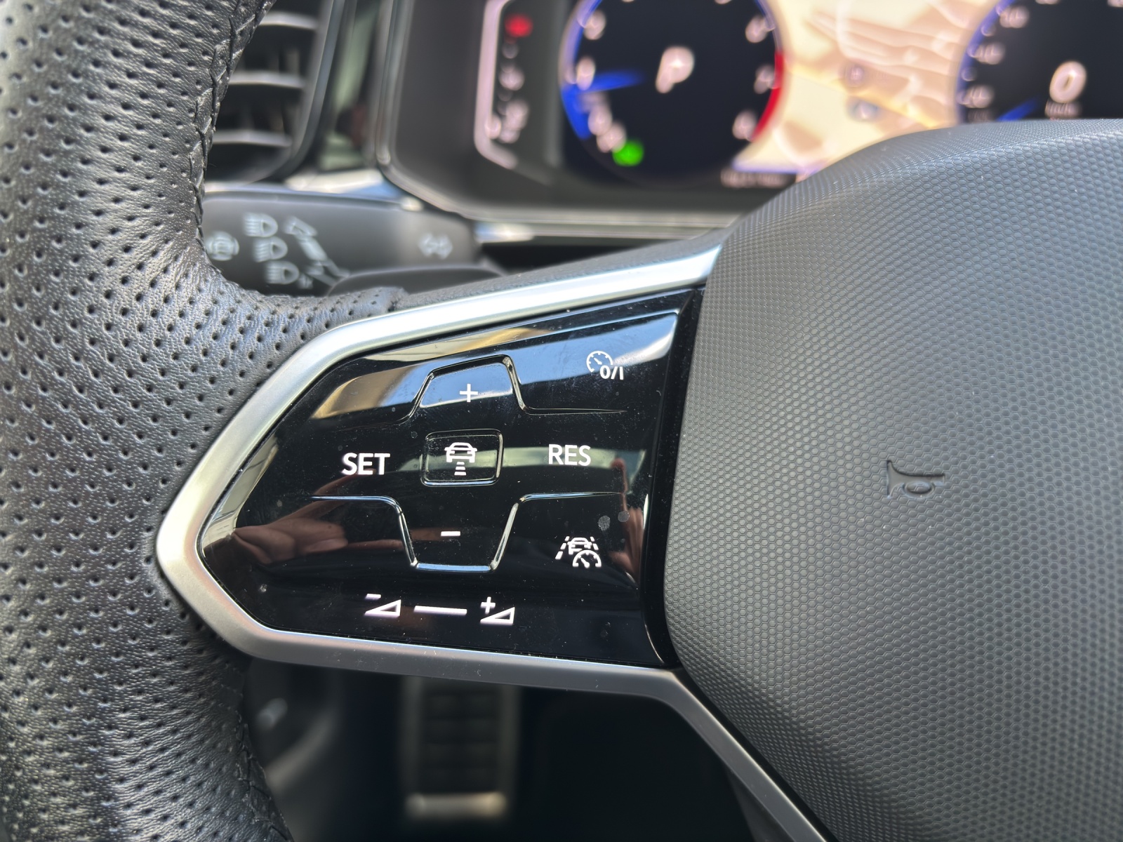 VW T-Roc 2.0 TSI R-Line DSG 4Motion mit fortl. Werksgarantie, AHK, Panorama-Ausstell-/Schiebedach, Standheizung & Winterräder-image-15