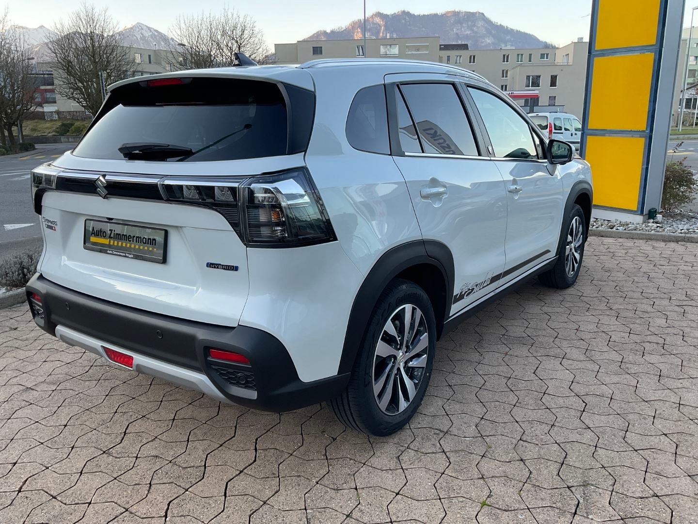 SUZUKI S-Cross 1.5 Piz Sulai Top Hybrid 4x4 MY24-image-3