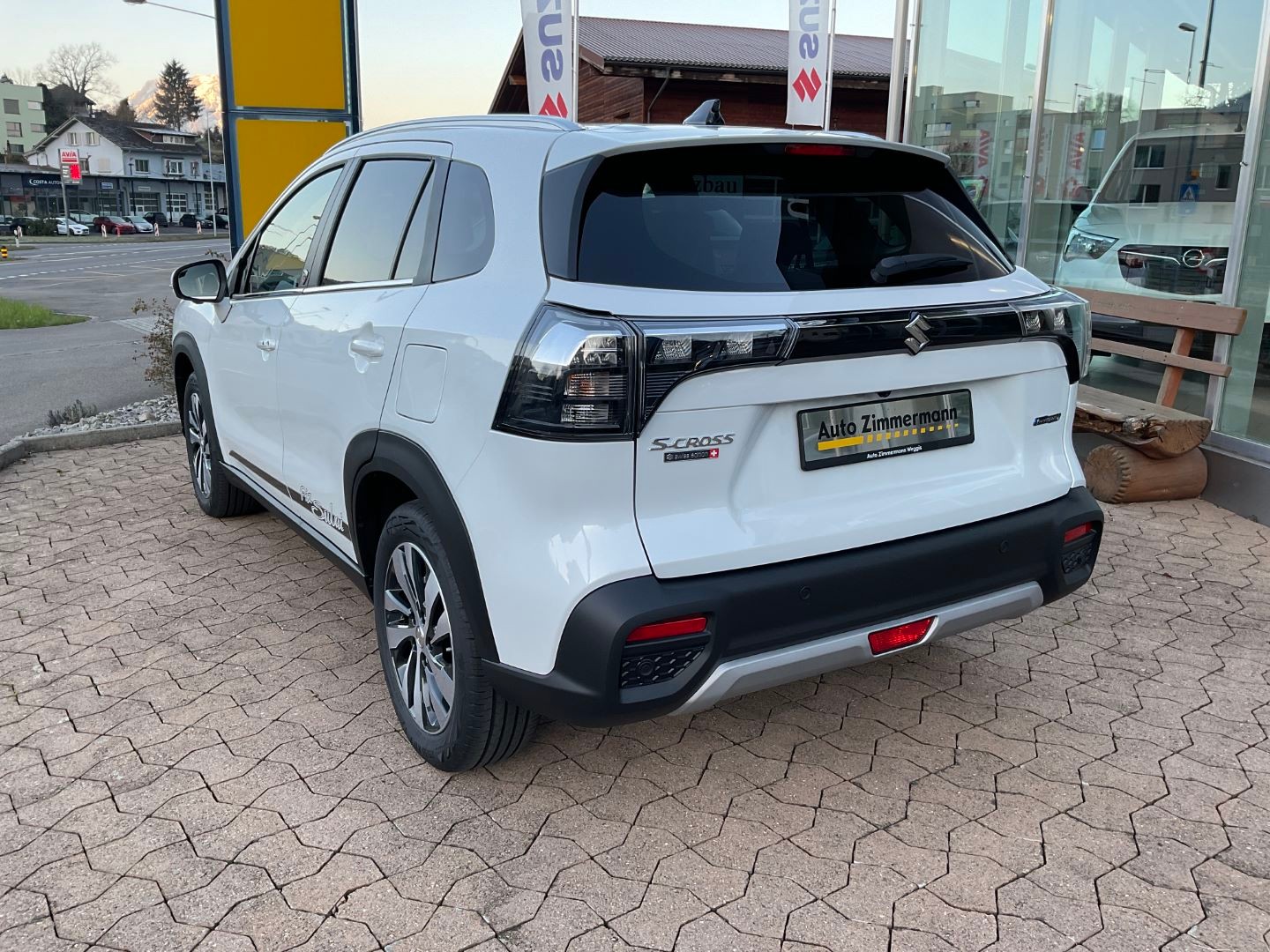 SUZUKI S-Cross 1.5 Piz Sulai Top Hybrid 4x4 MY24-image-4