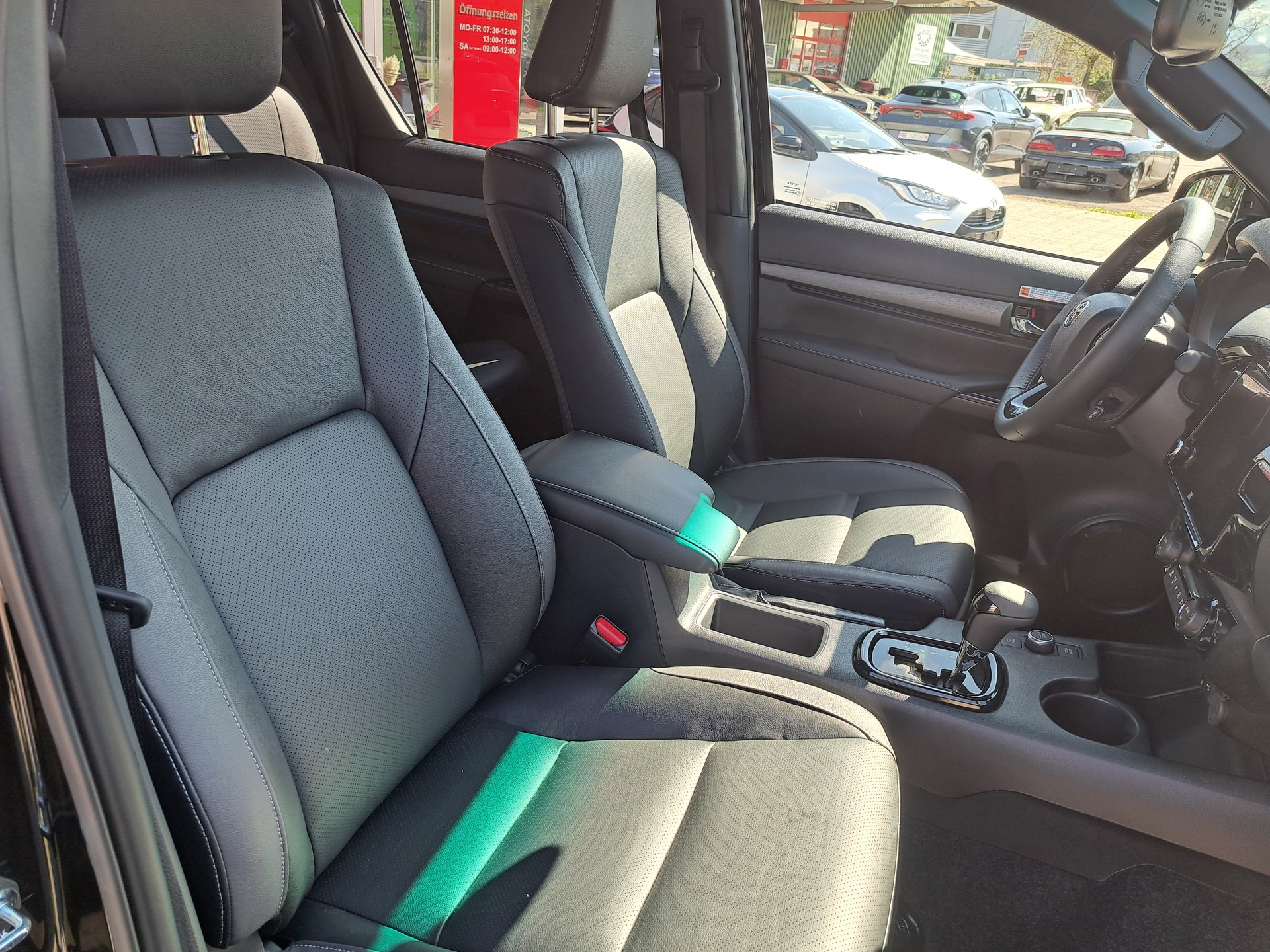 TOYOTA Hilux 2.8d MHEV Invincible Double Cab 4x4-image-4