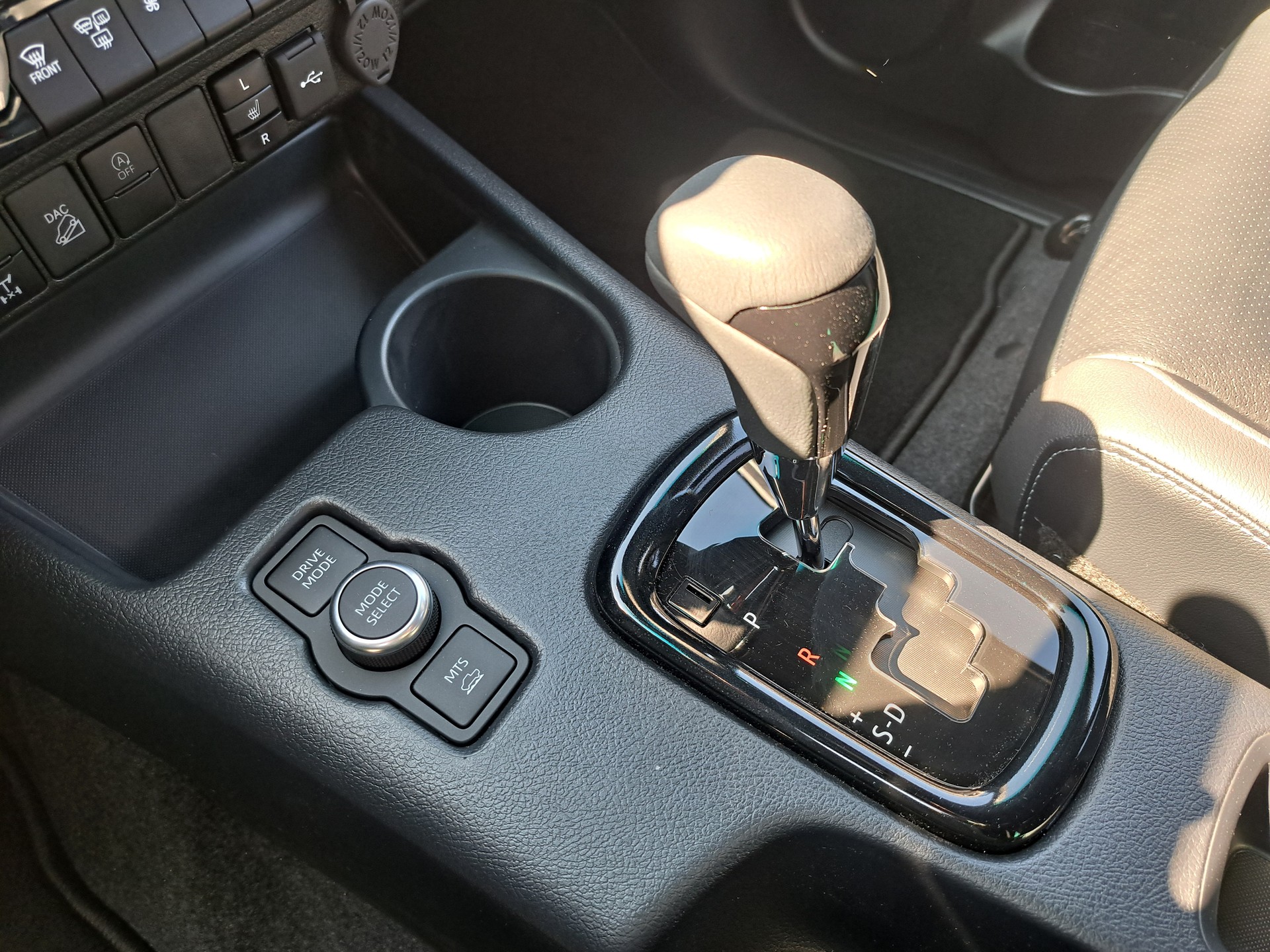 TOYOTA Hilux 2.8d MHEV Invincible Double Cab 4x4-image-12