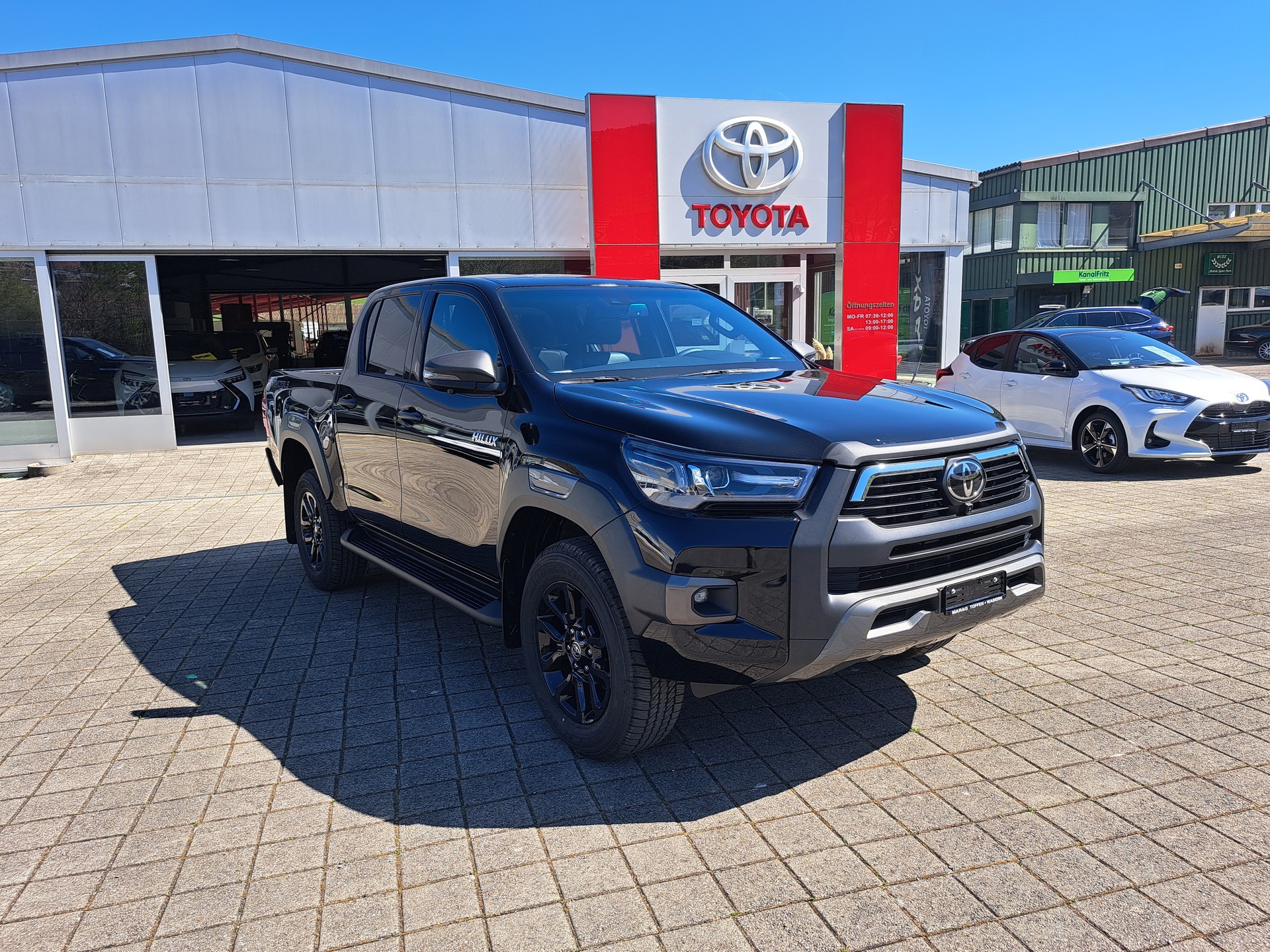 TOYOTA Hilux 2.8d MHEV Invincible Double Cab 4x4-image-1