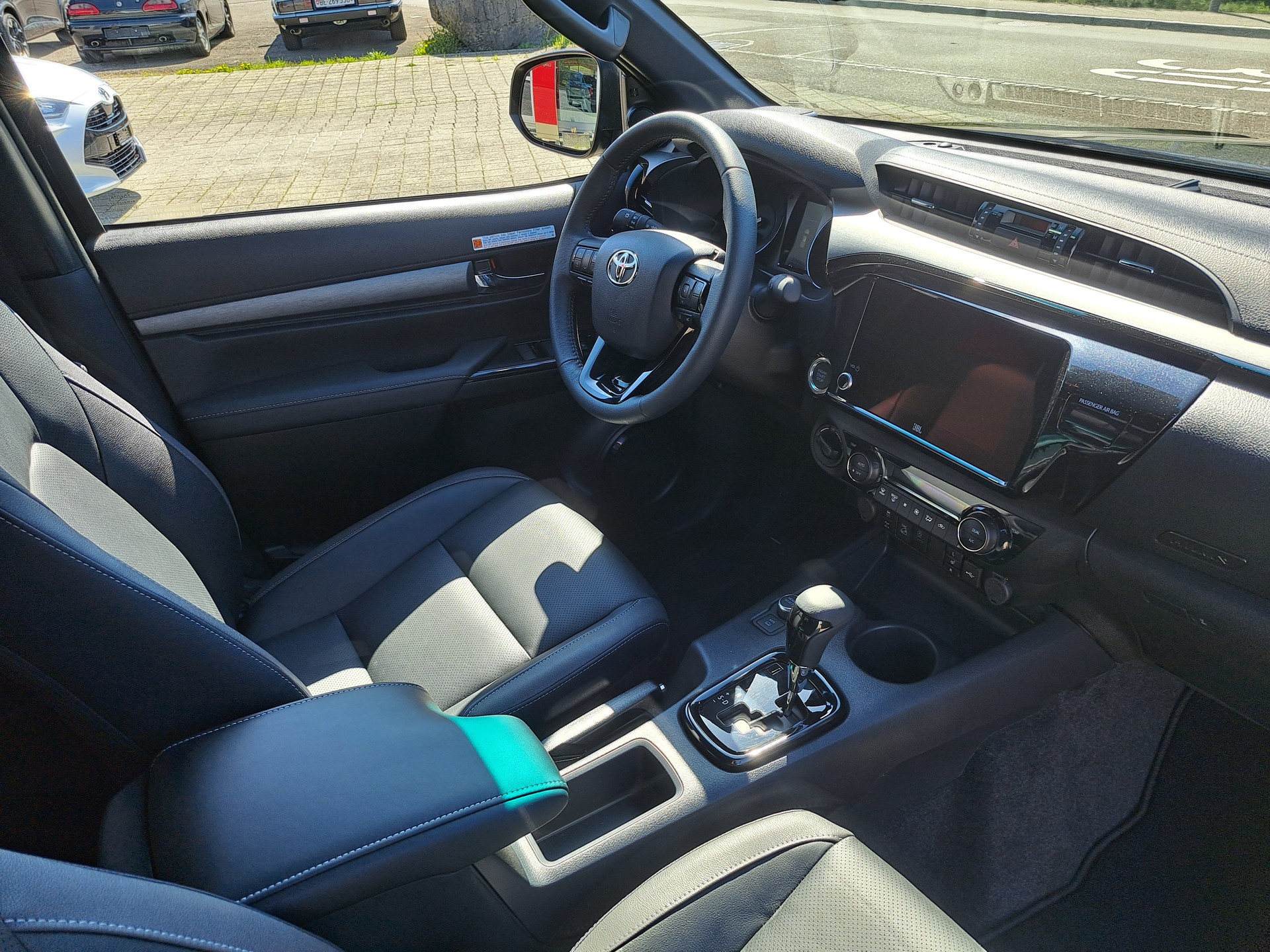 TOYOTA Hilux 2.8d MHEV Invincible Double Cab 4x4-image-3