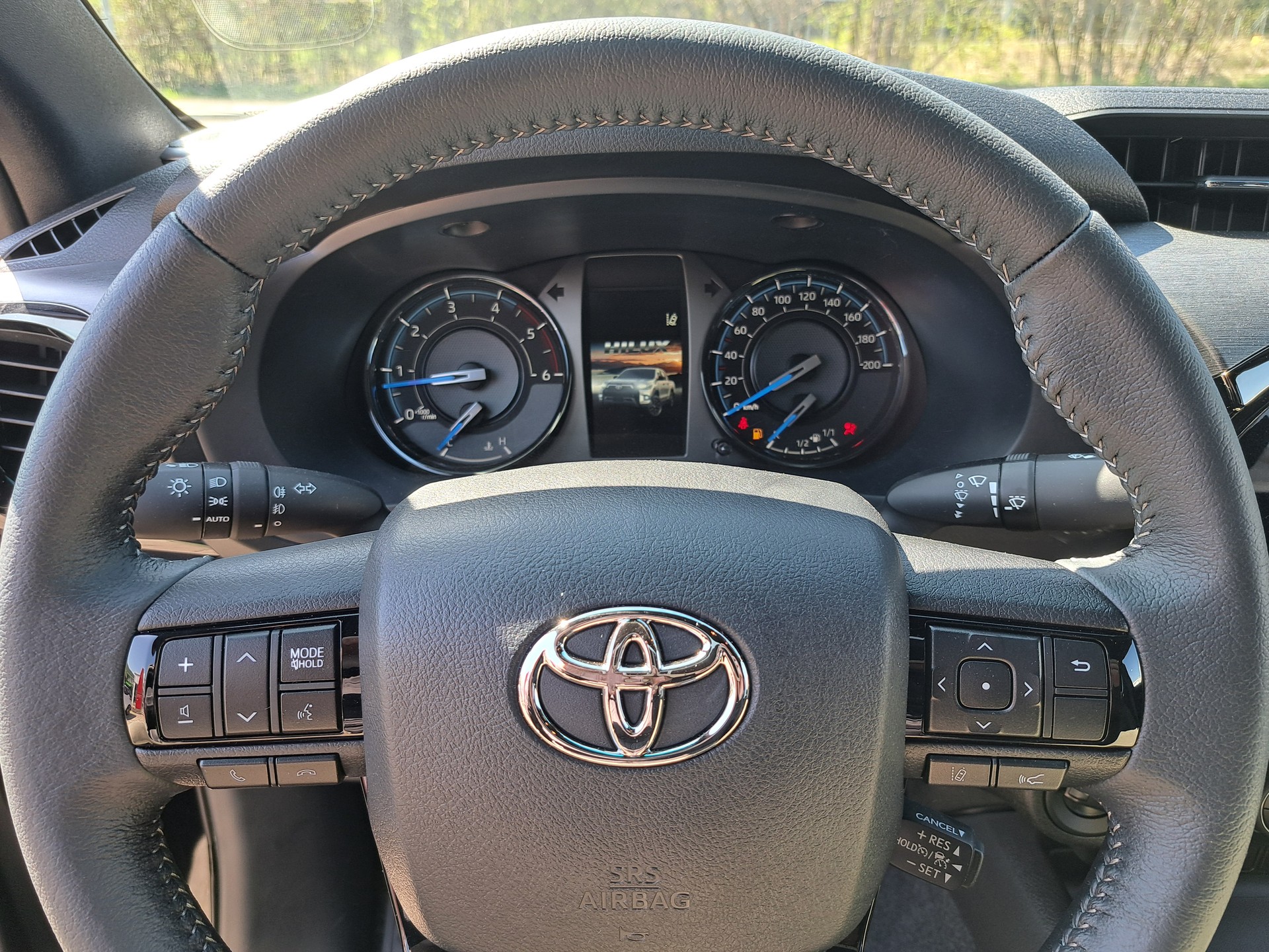 TOYOTA Hilux 2.8d MHEV Invincible Double Cab 4x4-image-9