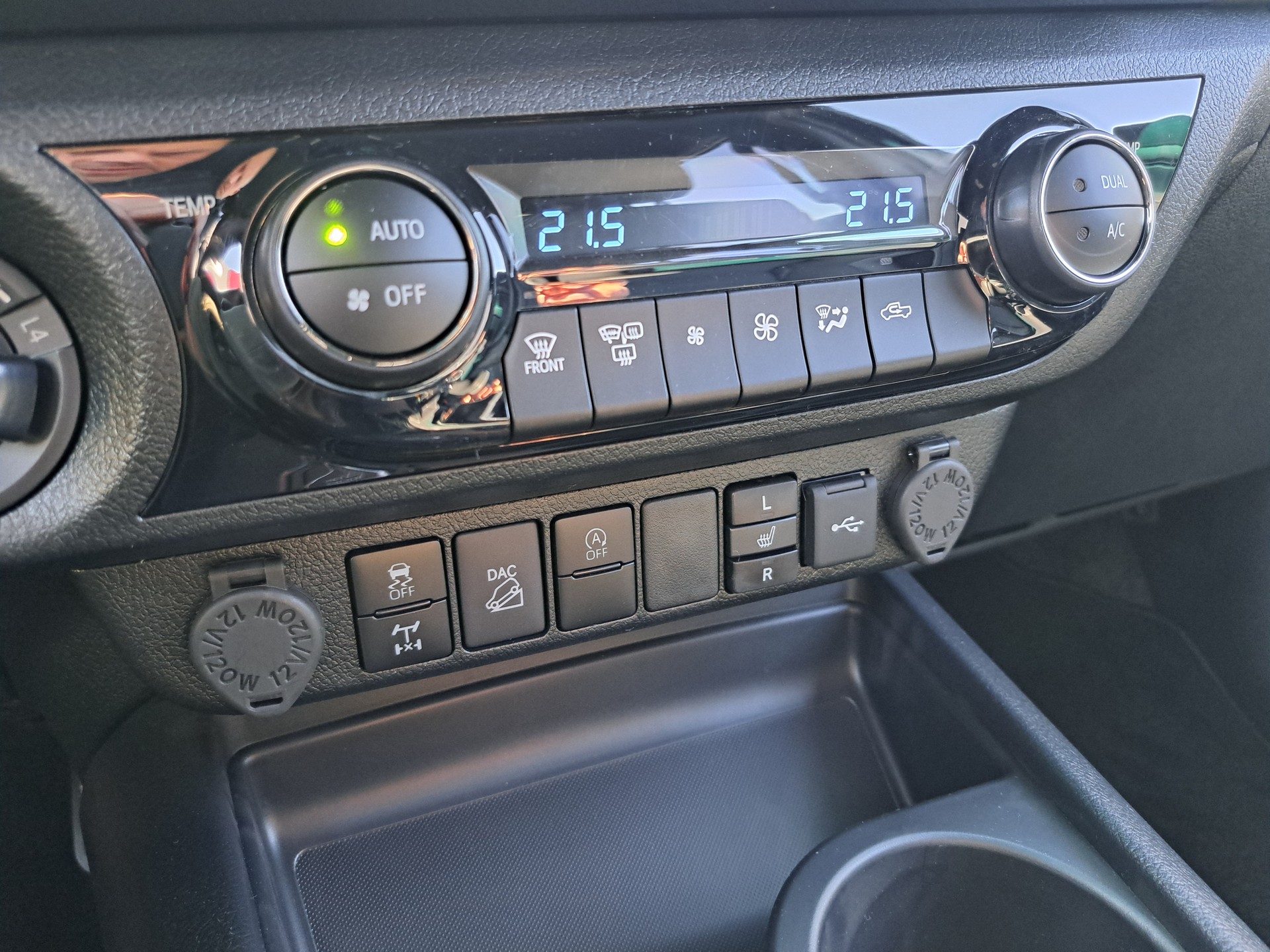 TOYOTA Hilux 2.8d MHEV Invincible Double Cab 4x4-image-11