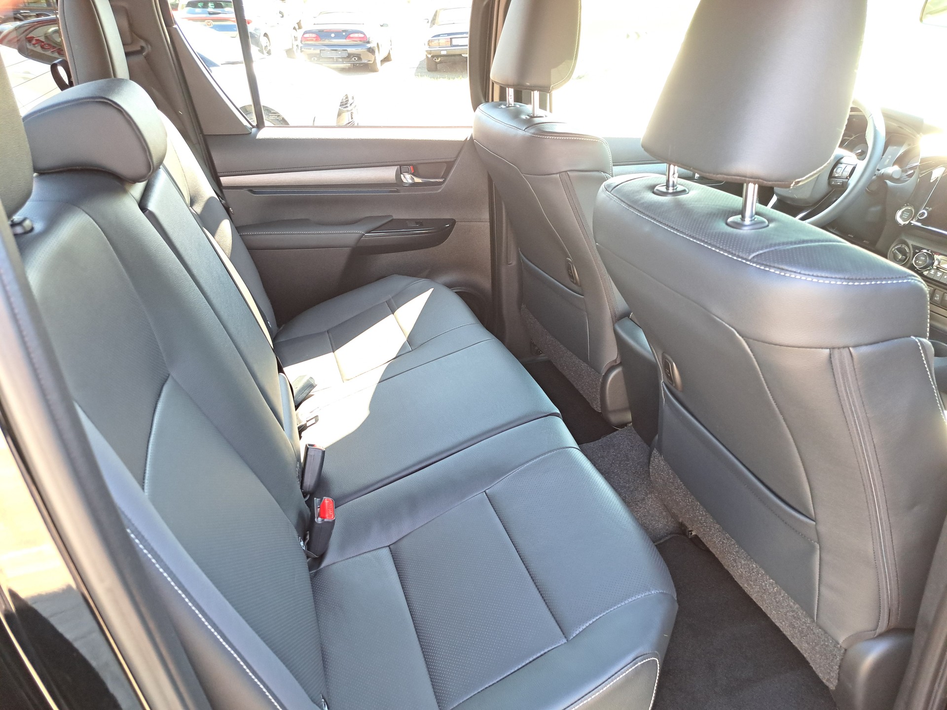 TOYOTA Hilux 2.8d MHEV Invincible Double Cab 4x4-image-5