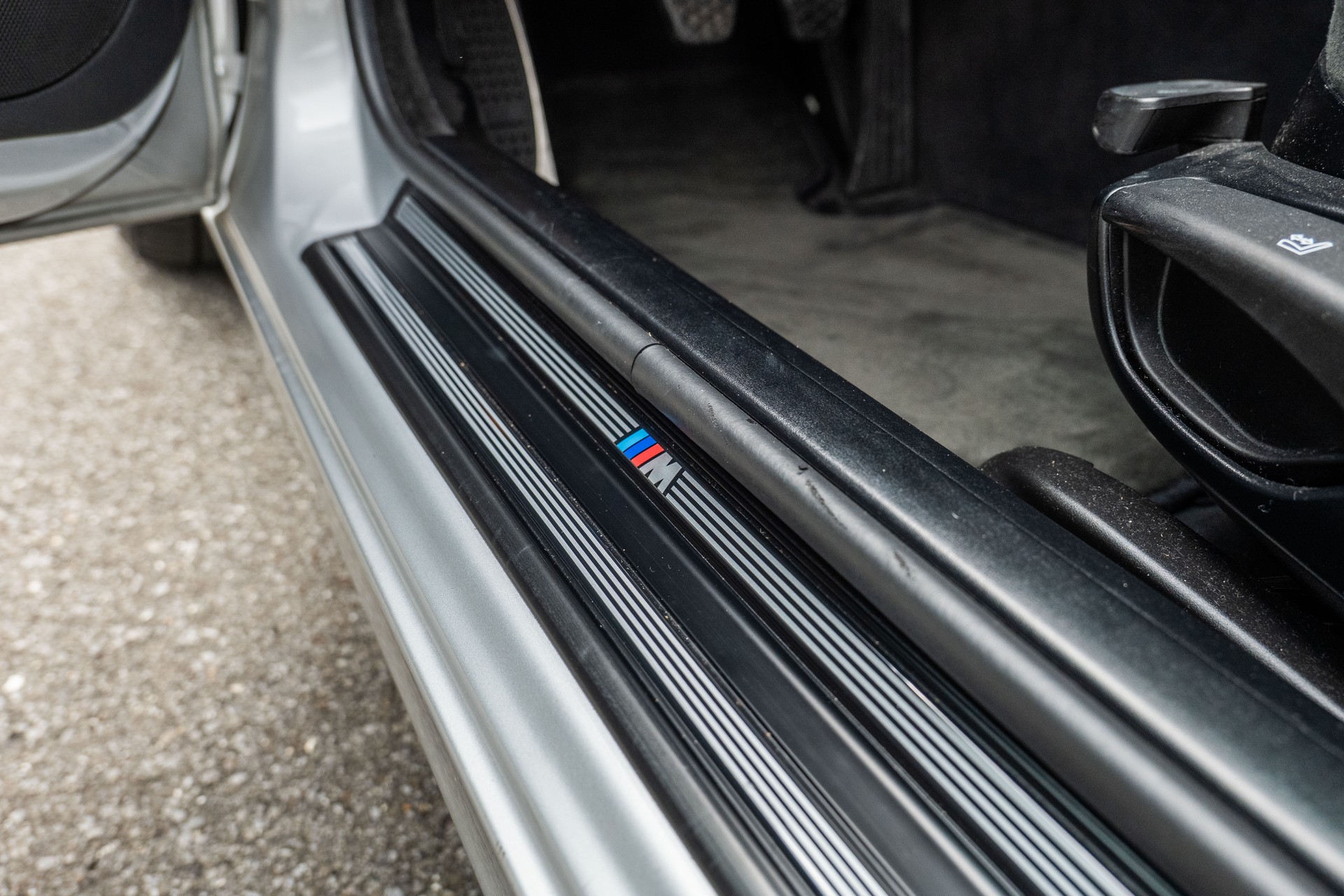 BMW 330i-image-14