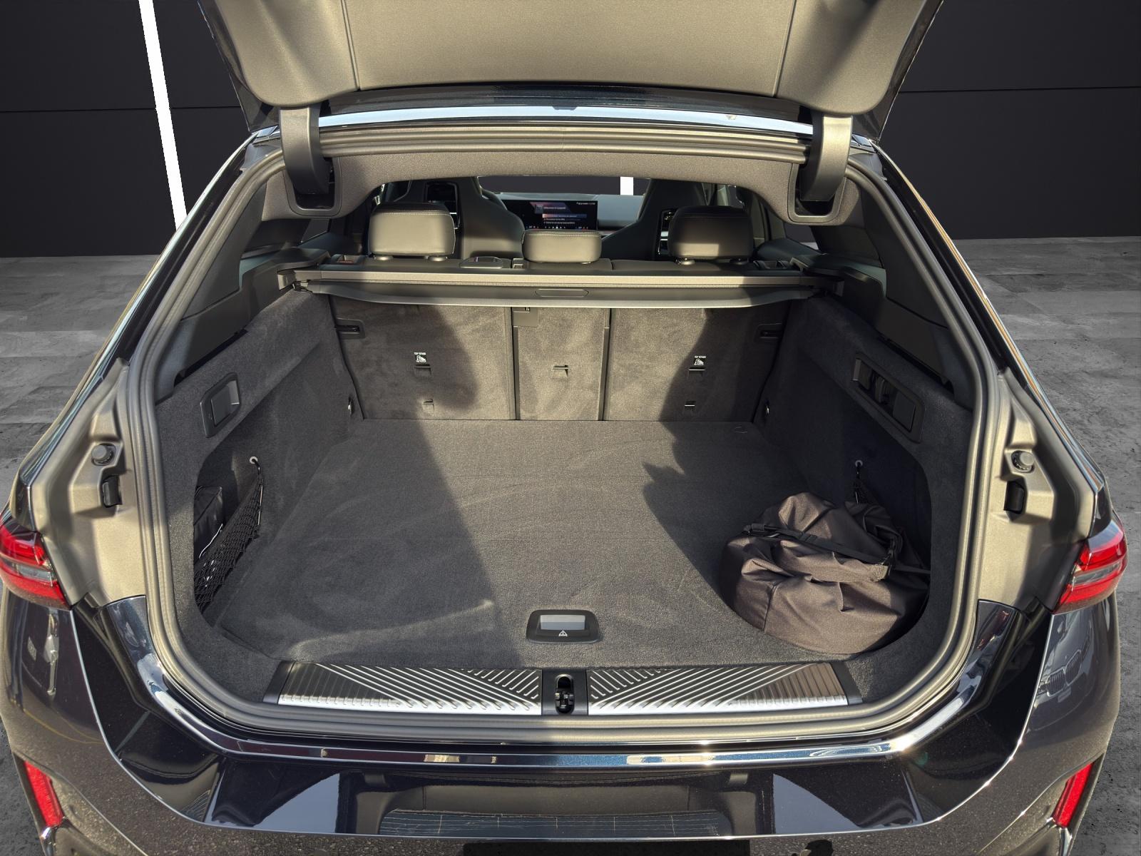 BMW 550e xDrive Touring-image-5