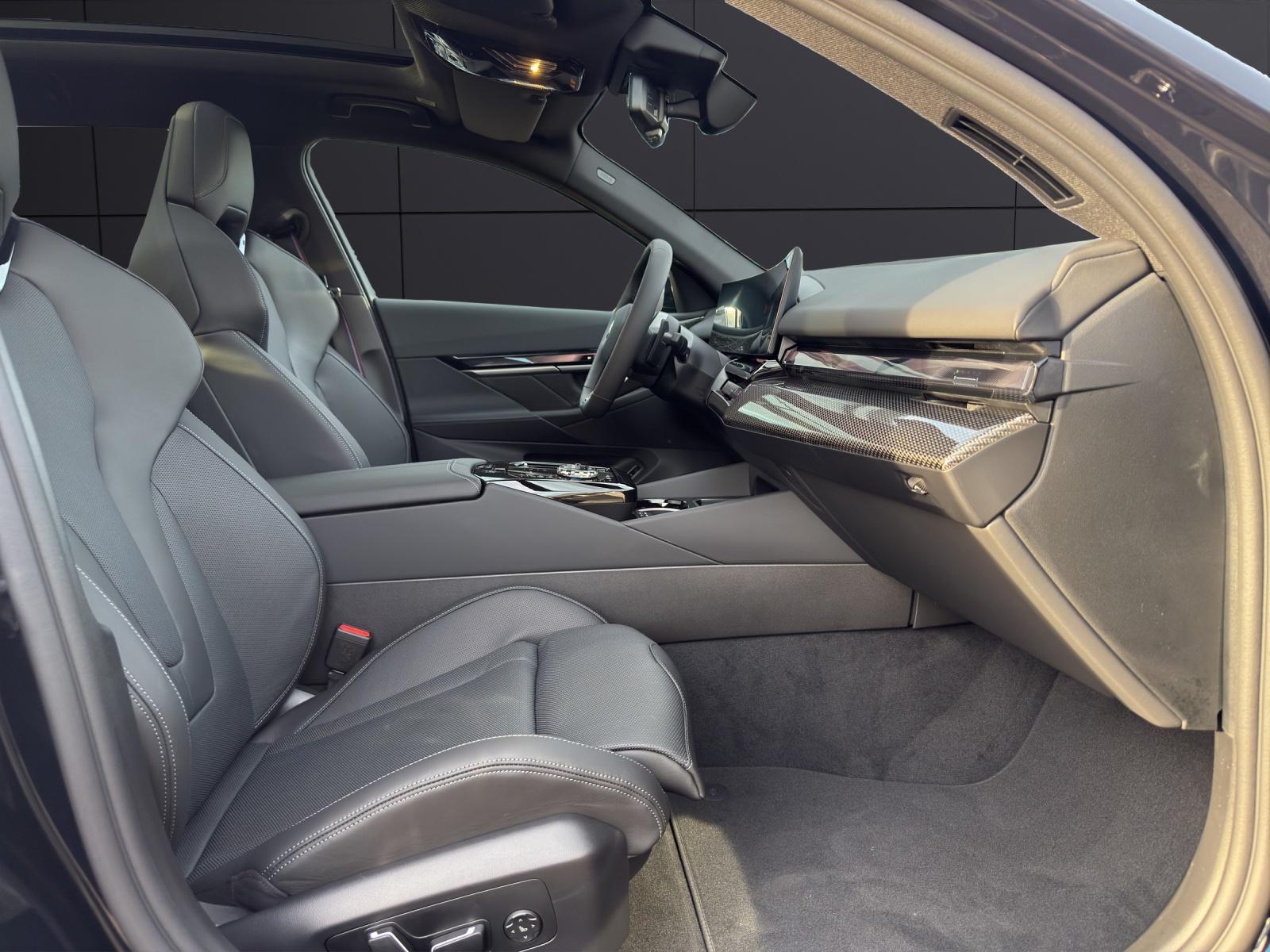 BMW 550e xDrive Touring-image-17