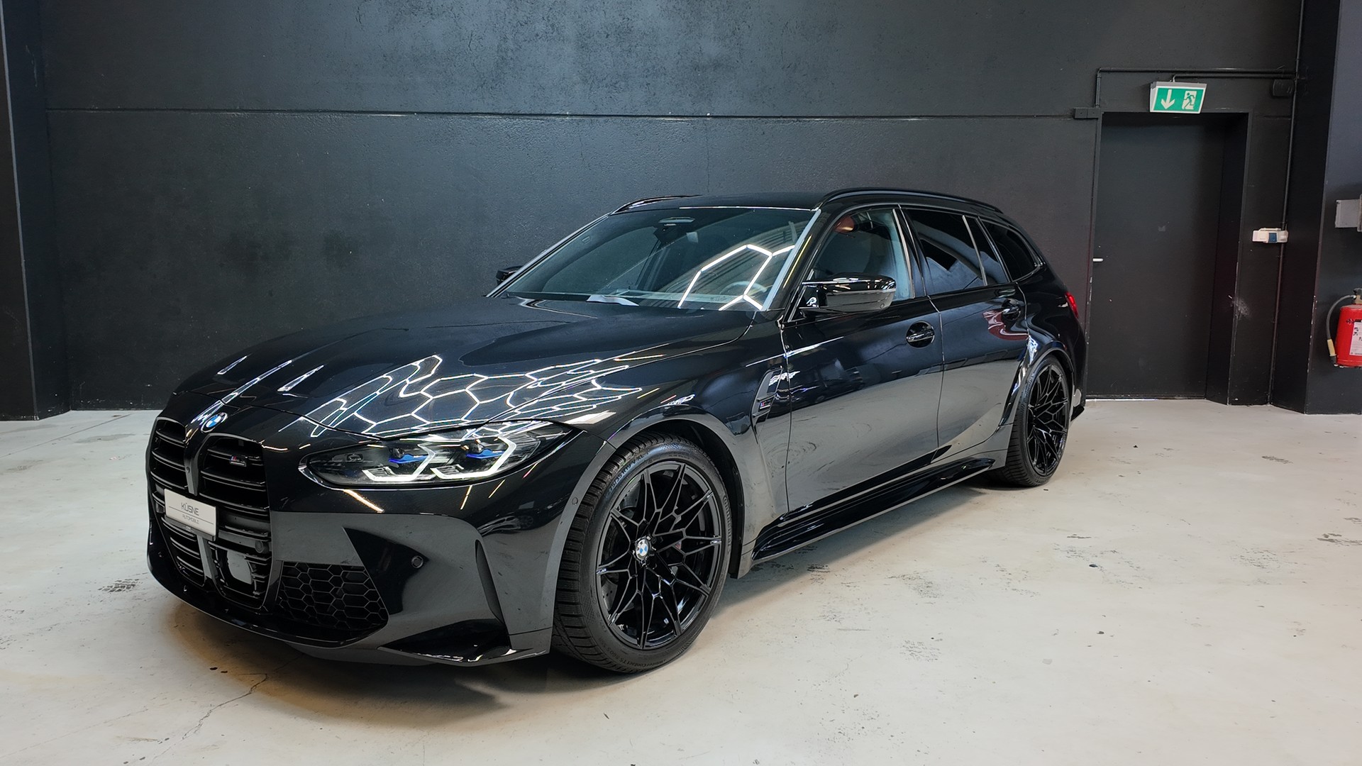 BMW M3 Touring xDrive Competition M-showroom-element-1