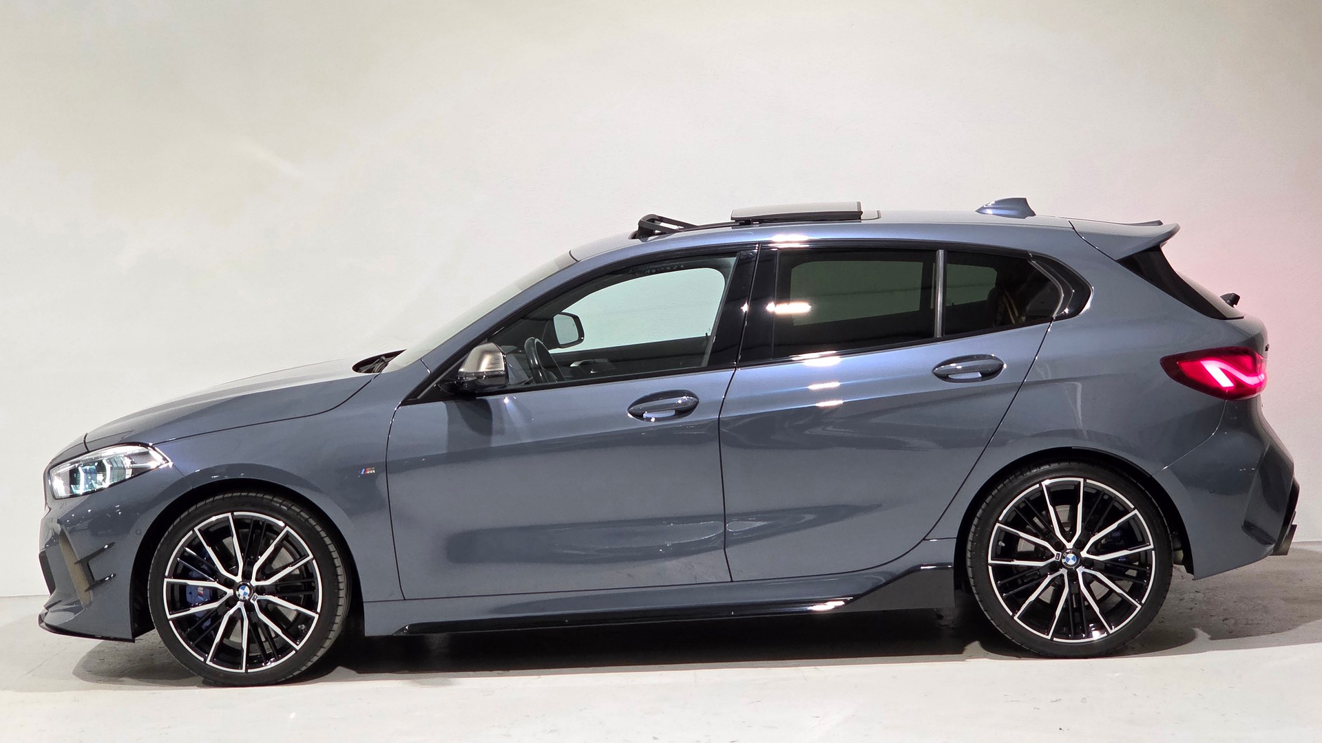 BMW M135i xDrive Steptronic-showroom-element-1