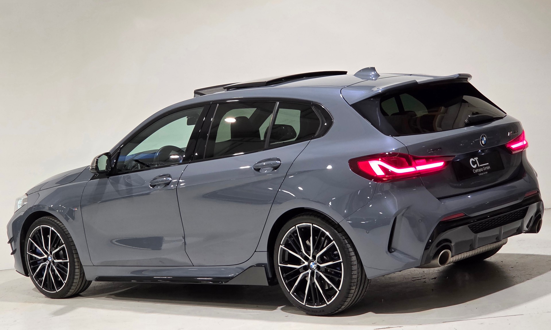 BMW M135i xDrive Steptronic-showroom-element-2