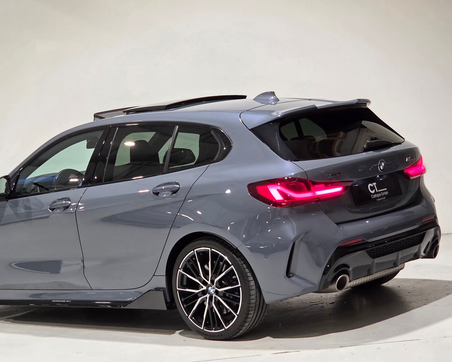 BMW M135i xDrive Steptronic-showroom-element-3