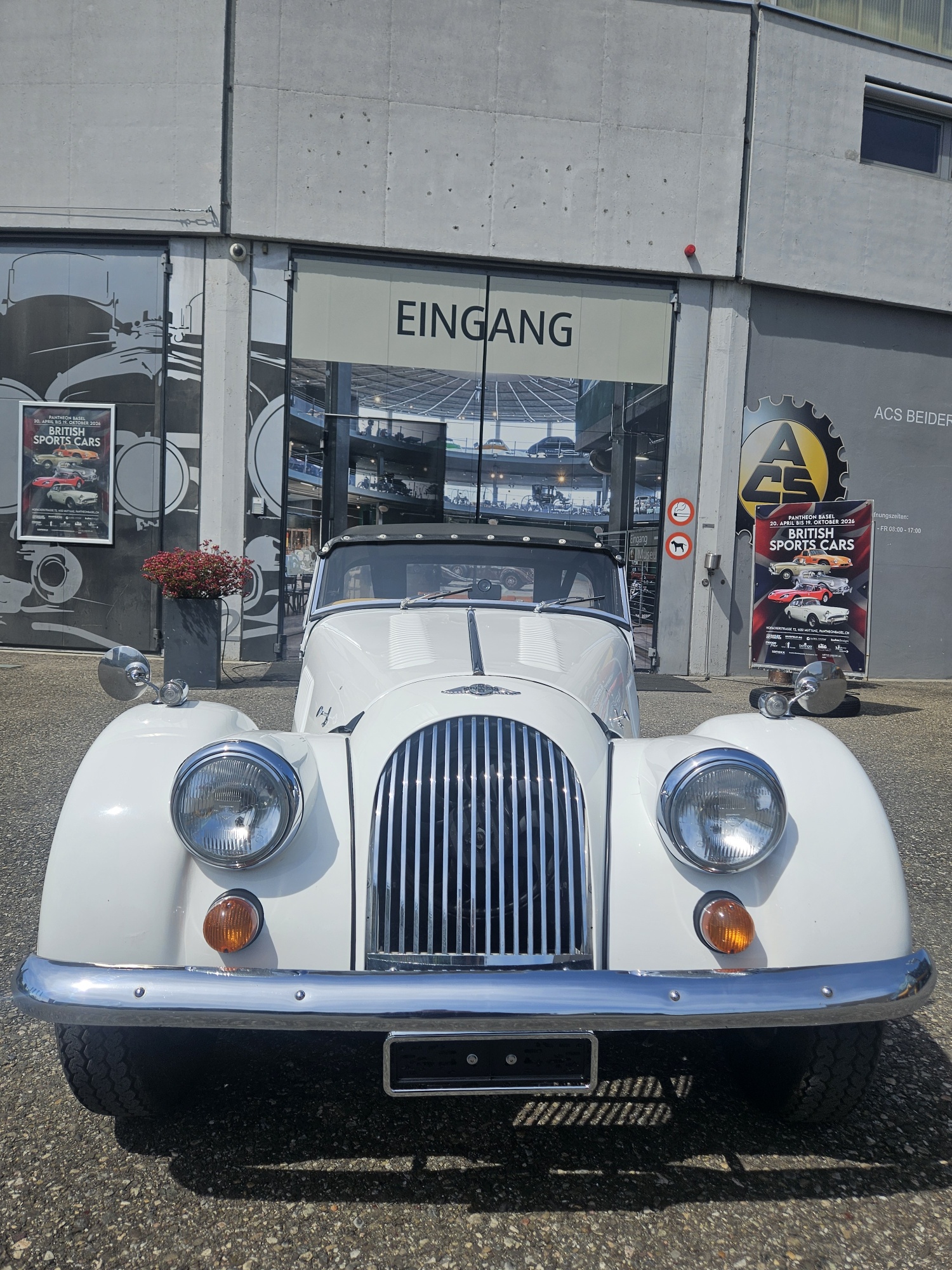MORGAN 2-Seater-showroom-element-1