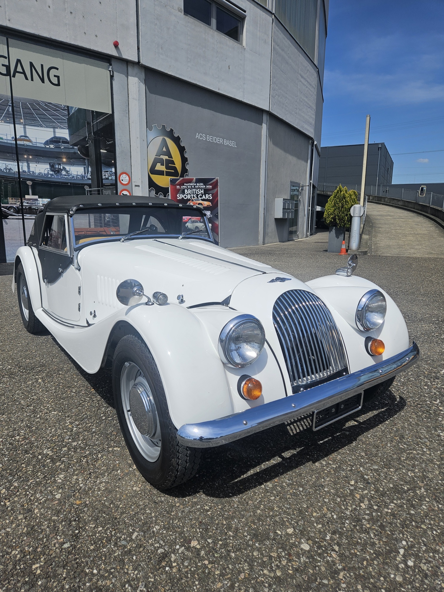 MORGAN 2-Seater-showroom-element-2