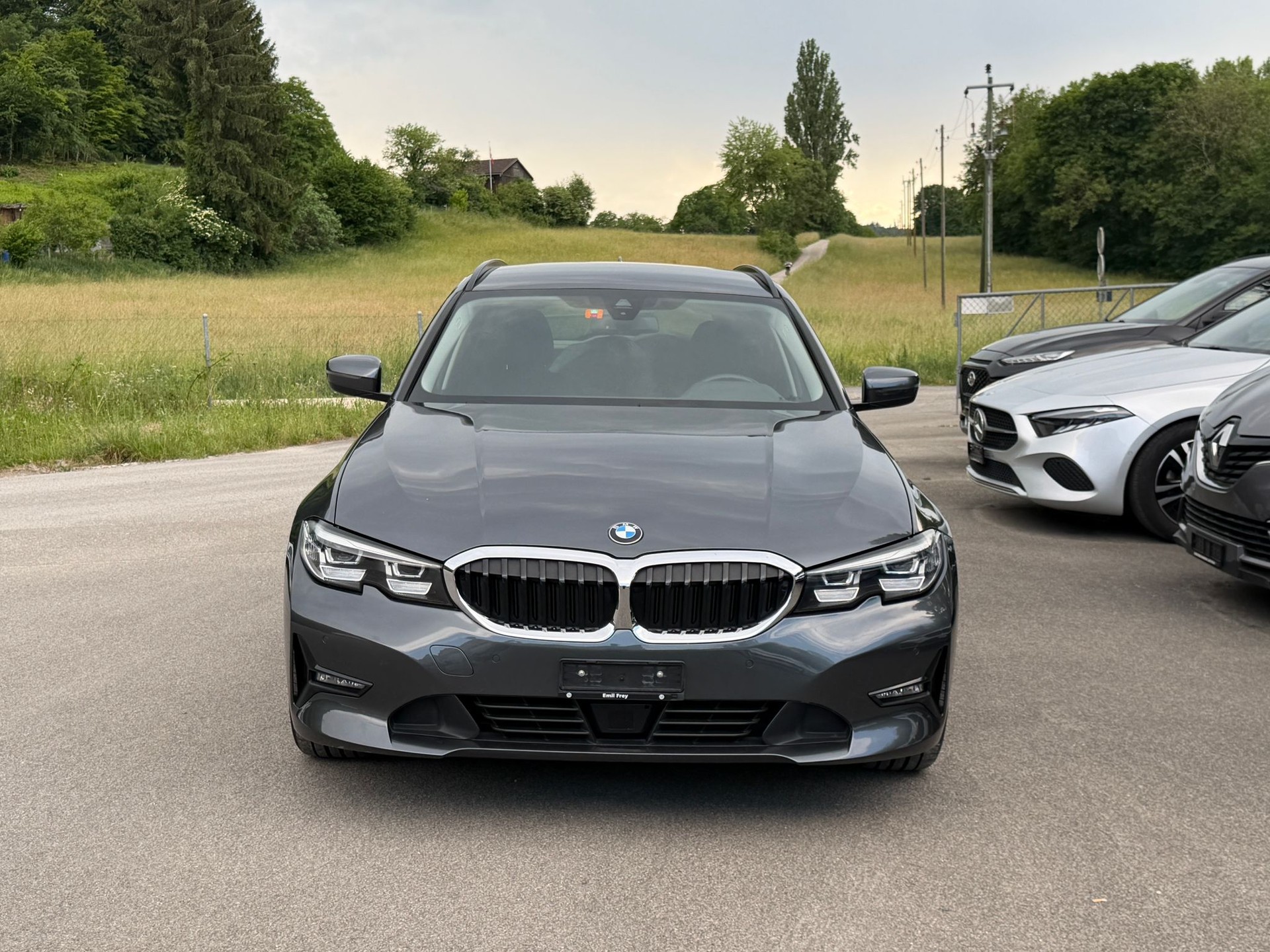 BMW 318d Touring-image-1