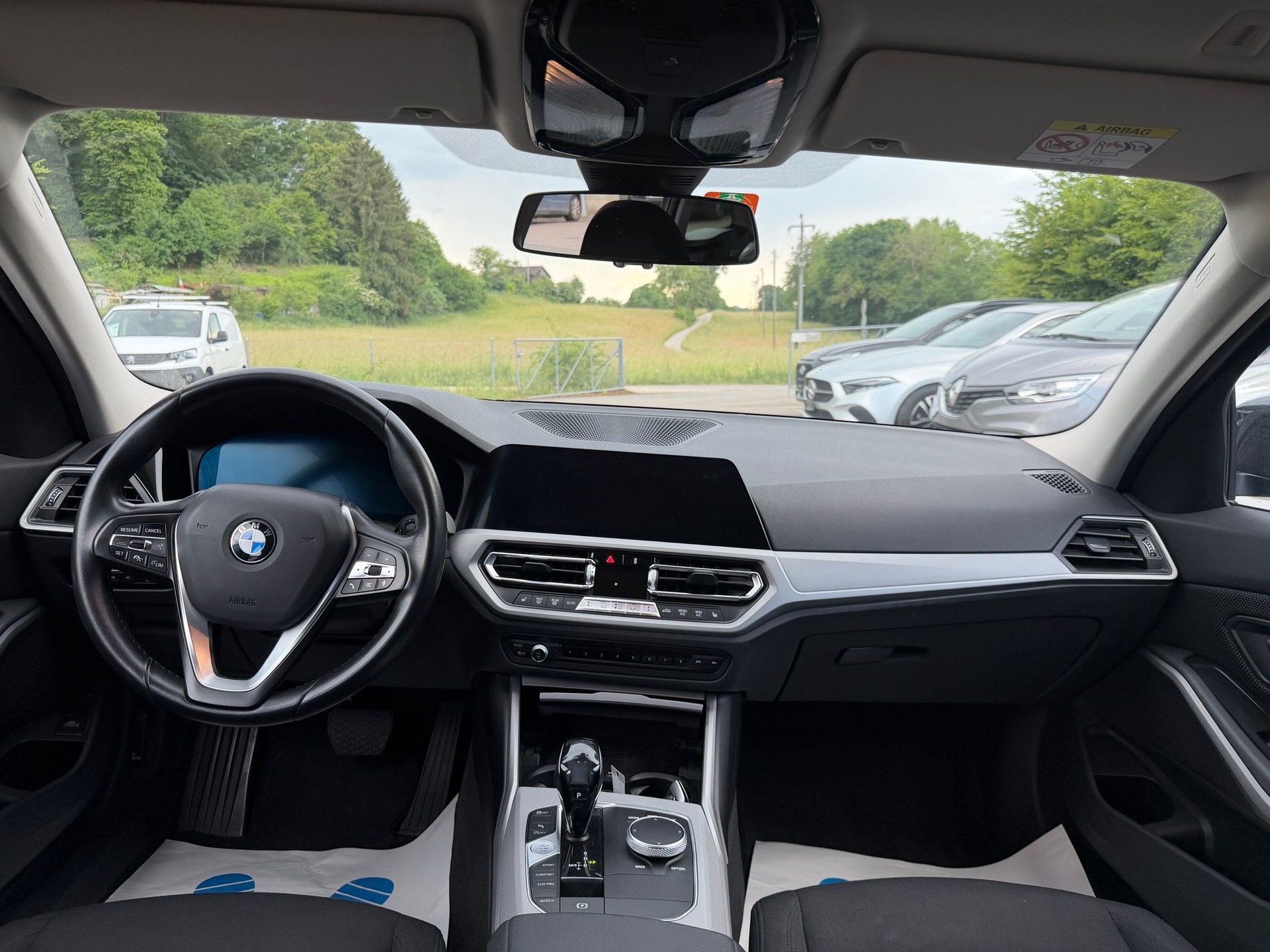 BMW 318d Touring-image-8