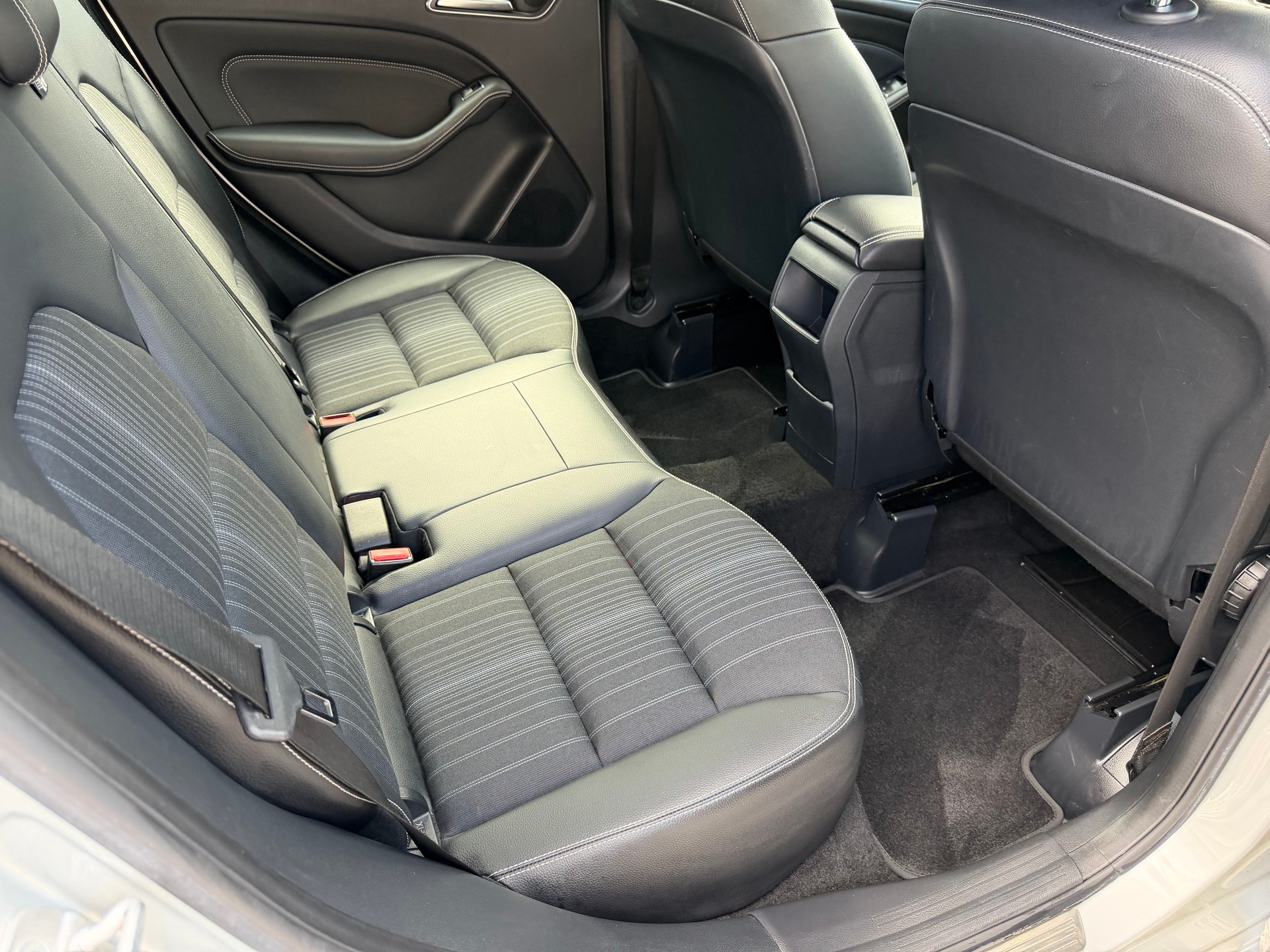 MERCEDES-BENZ B 180 Active Edition-image-11