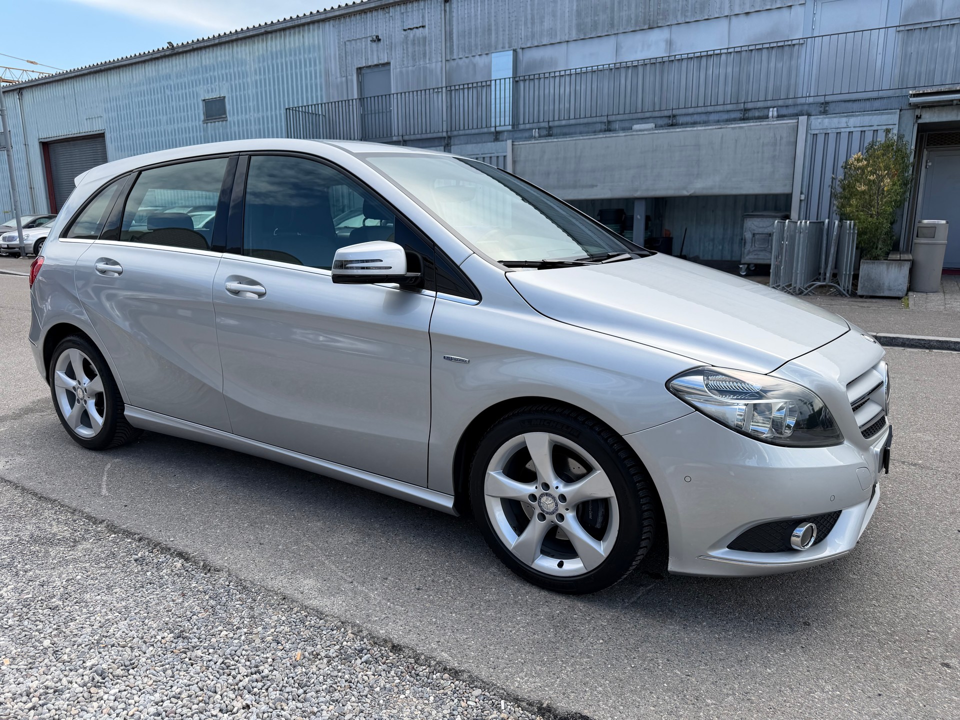 MERCEDES-BENZ B 180 Active Edition-showroom-element-3