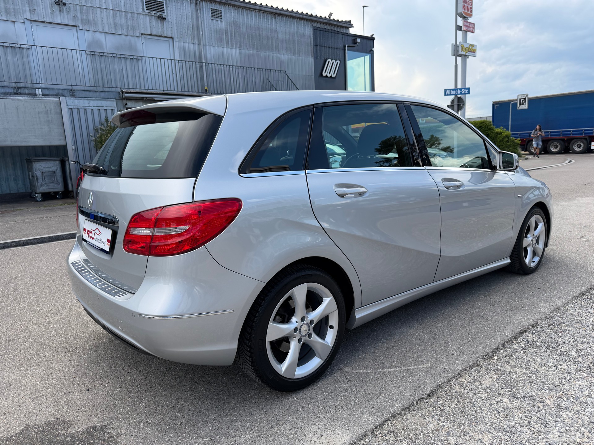 MERCEDES-BENZ B 180 Active Edition-image-4