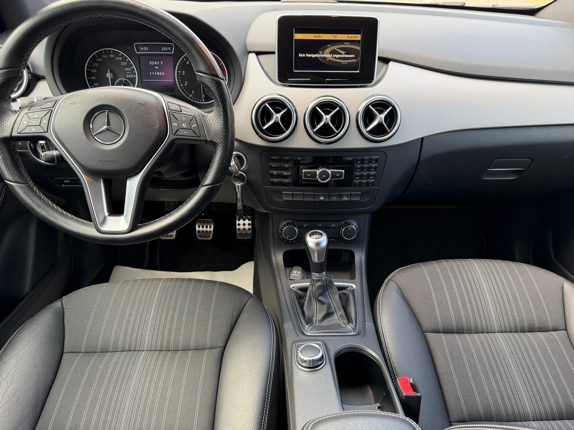 MERCEDES-BENZ B 180 Active Edition-image-9