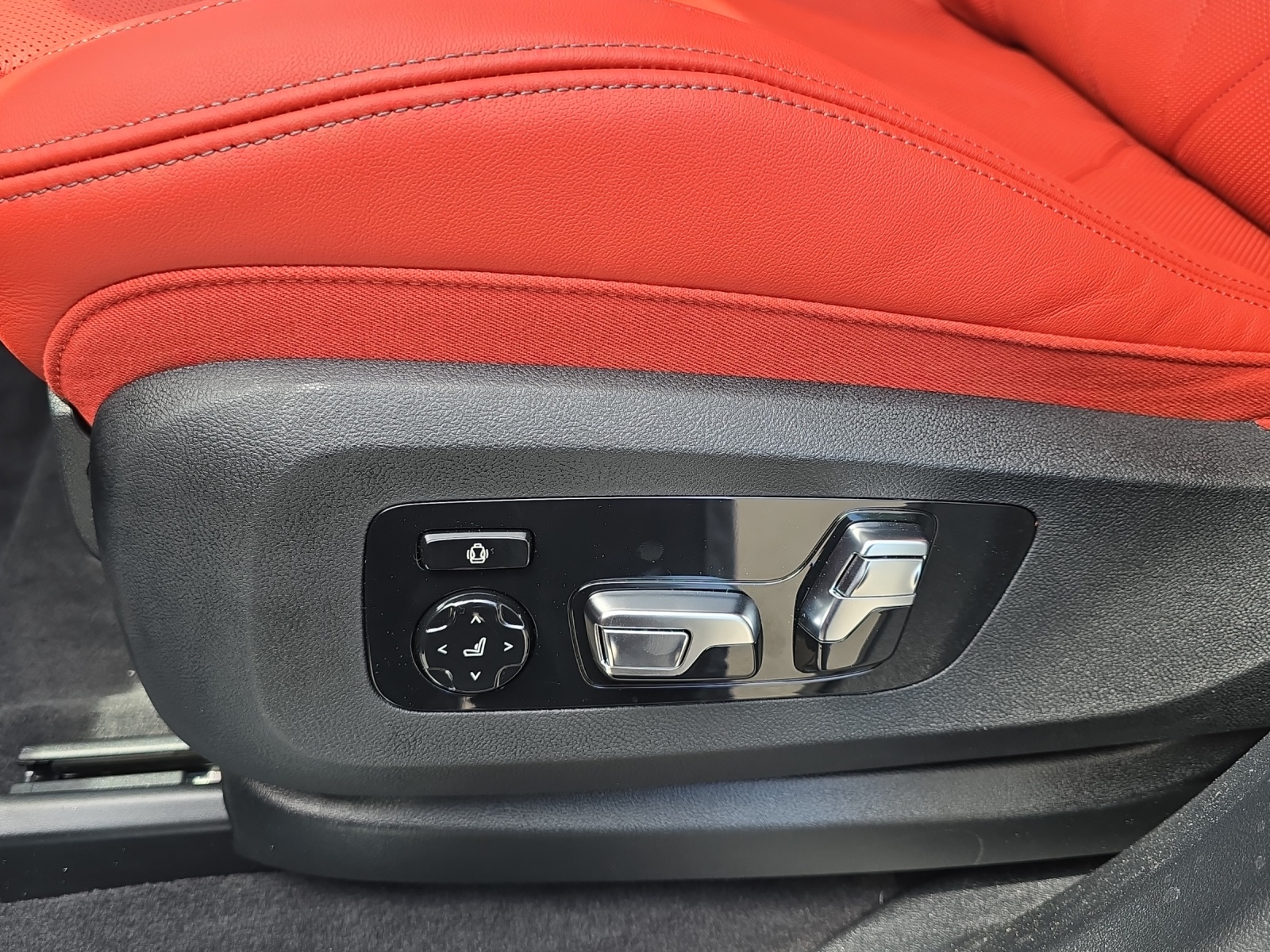 BMW XM xDrive 50e PHEV Steptronic-image-14