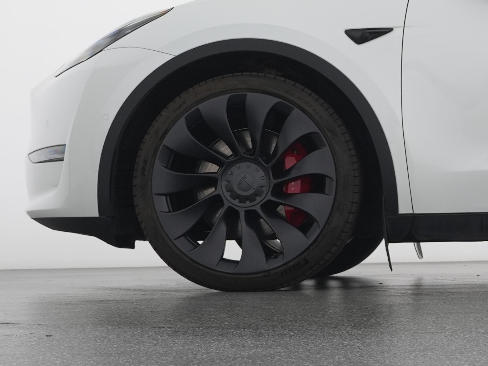 TESLA Model Y Performance-showroom-element-1