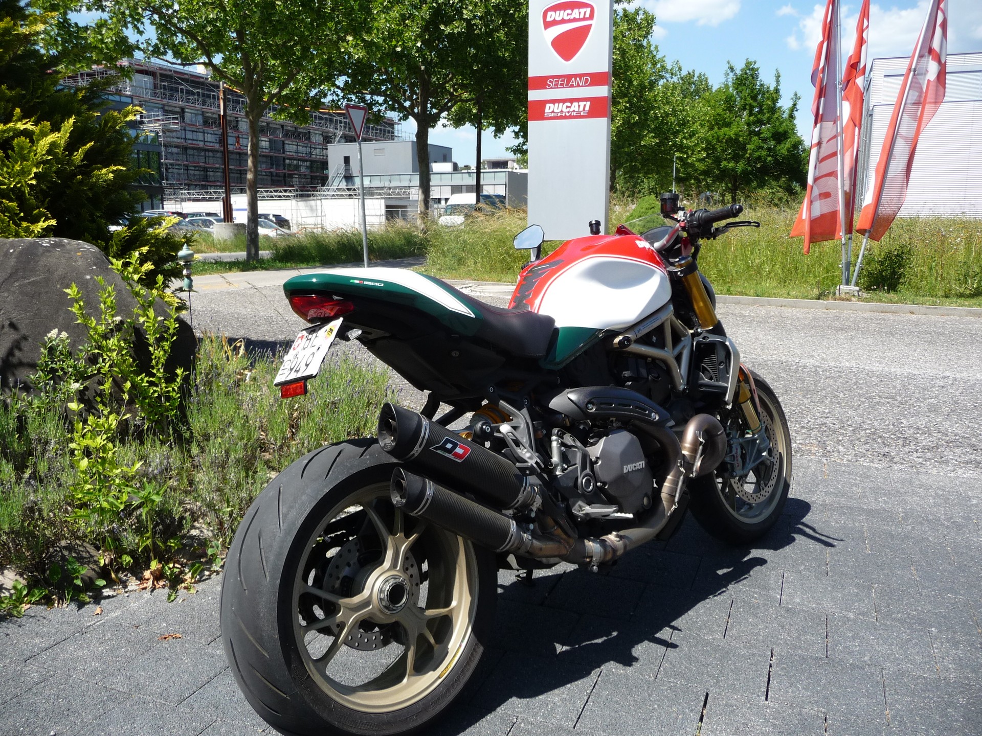 DUCATI Monster 1200 Anniversario-showroom-element-1
