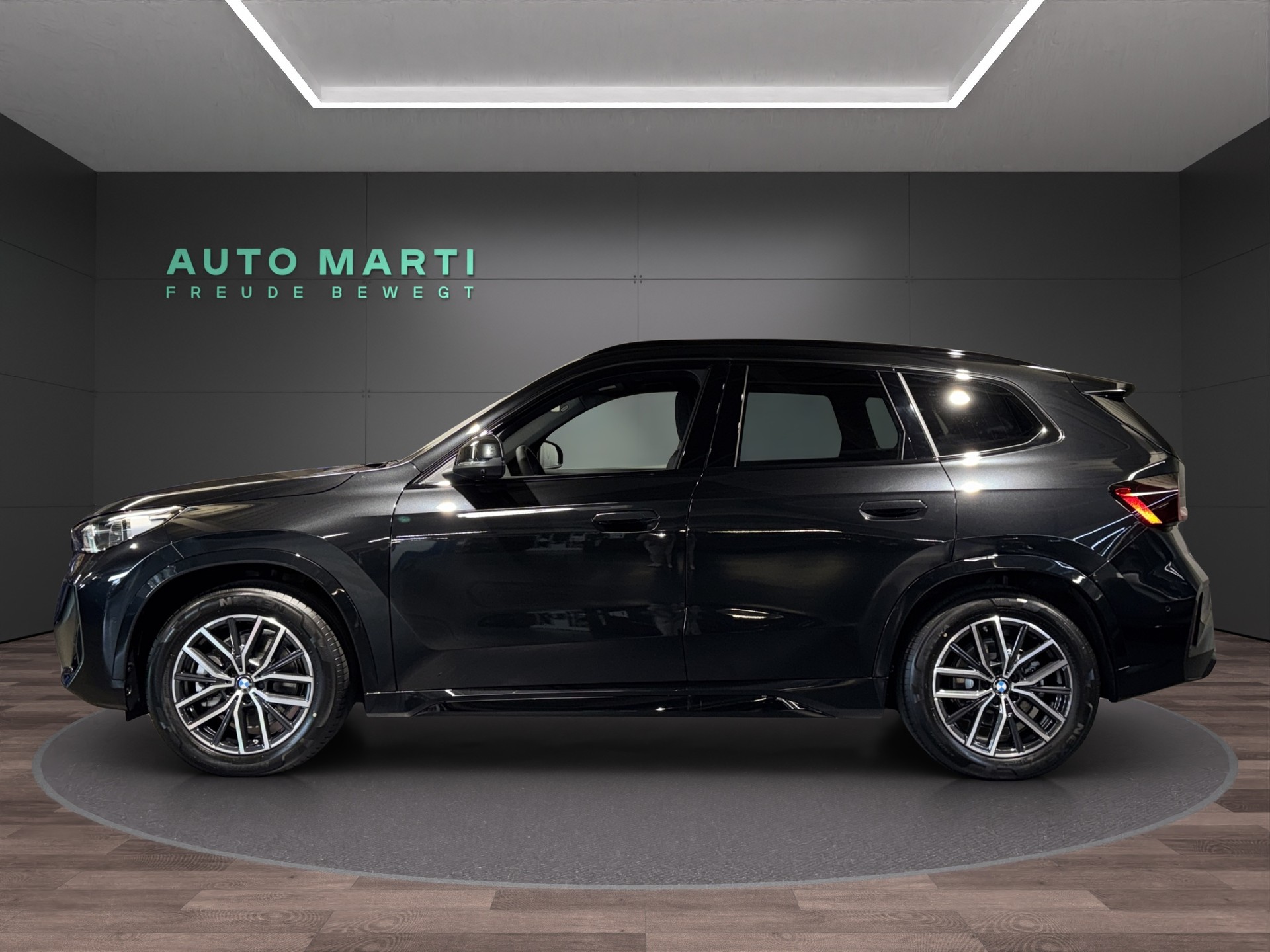 BMW iX1 30 xDrive-showroom-element-1