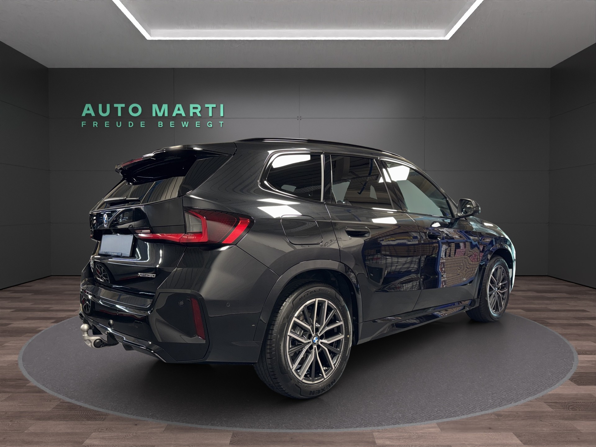 BMW iX1 30 xDrive-showroom-element-3