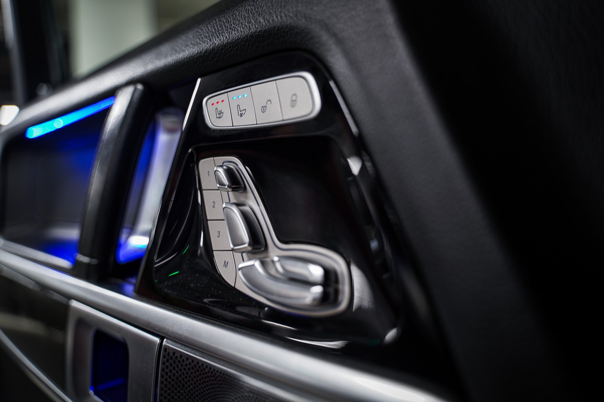 MERCEDES-BENZ G 500 AMG Line-image-12