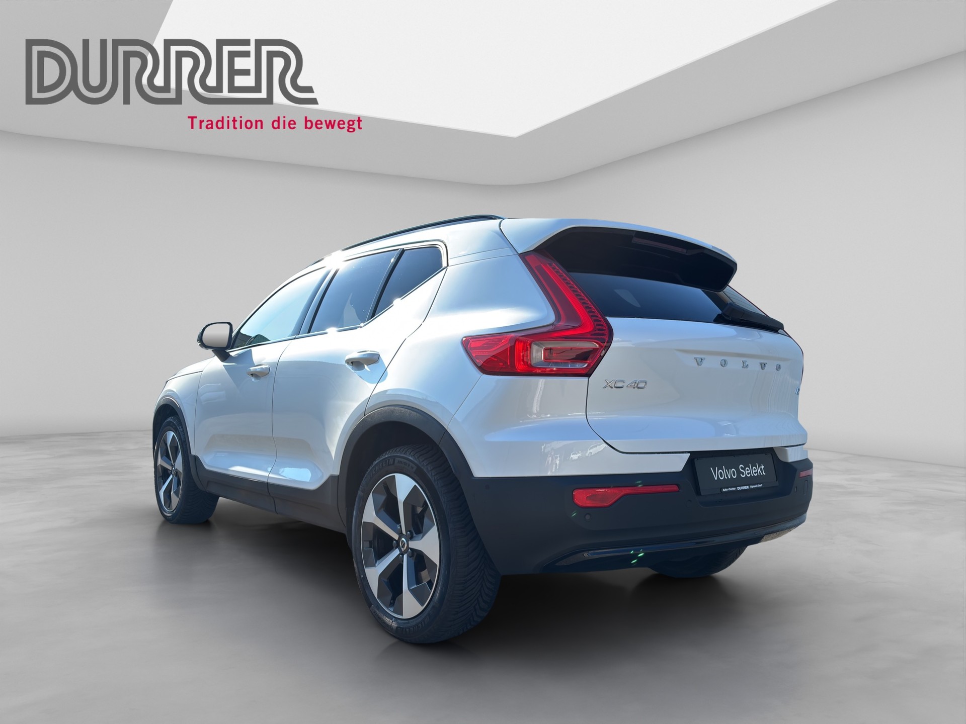 VOLVO XC40 2.0 B3 MH Plus Dark-showroom-element-2