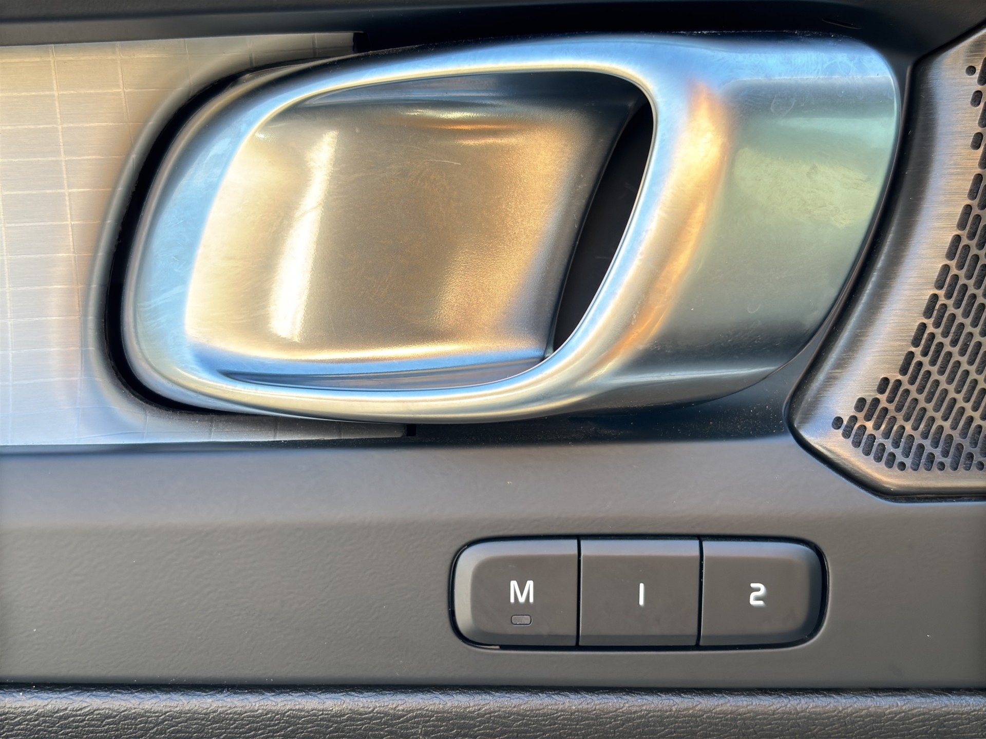VOLVO XC40 2.0 B3 MH Plus Dark-image-18