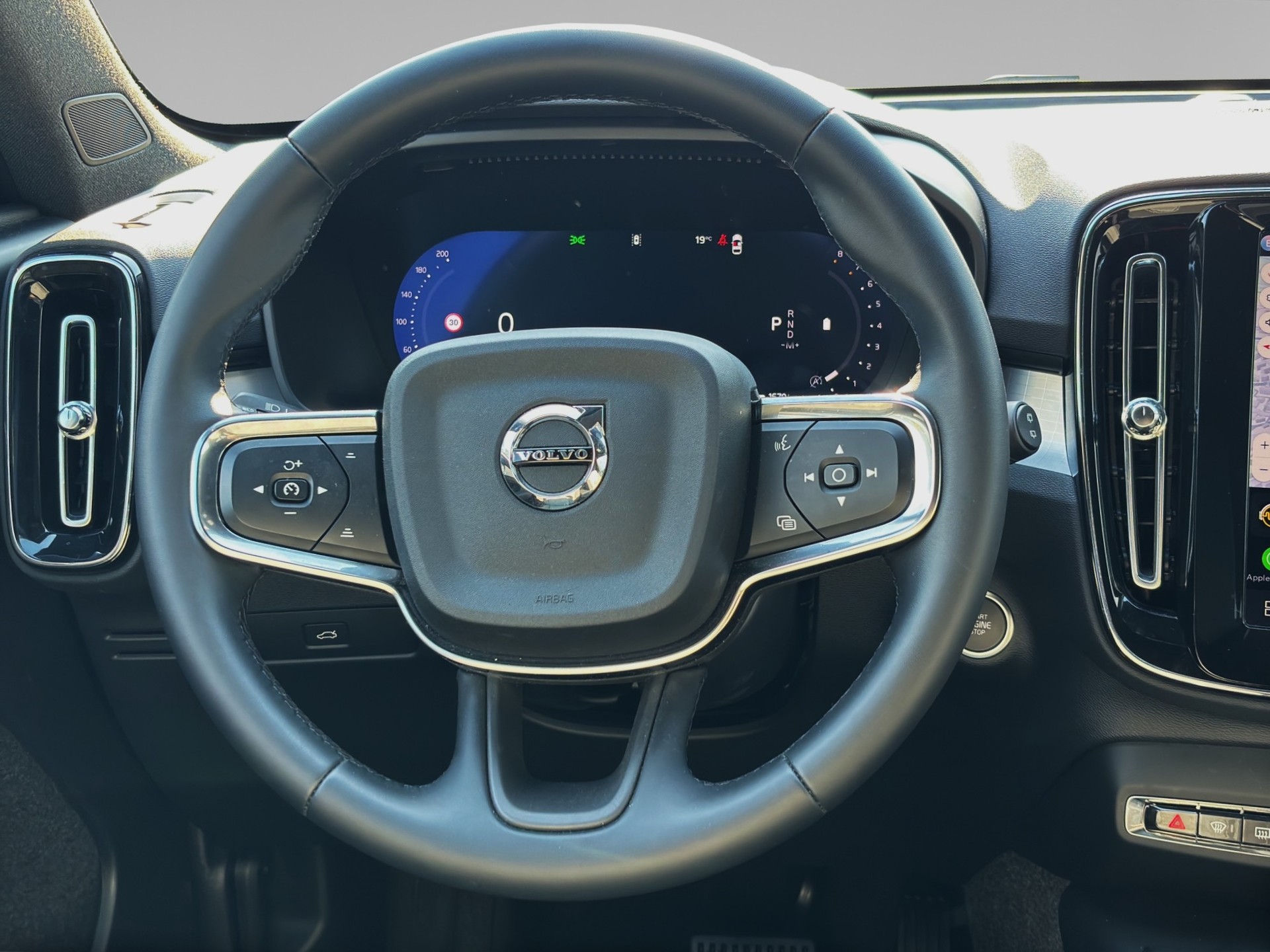 VOLVO XC40 2.0 B3 MH Plus Dark-image-11