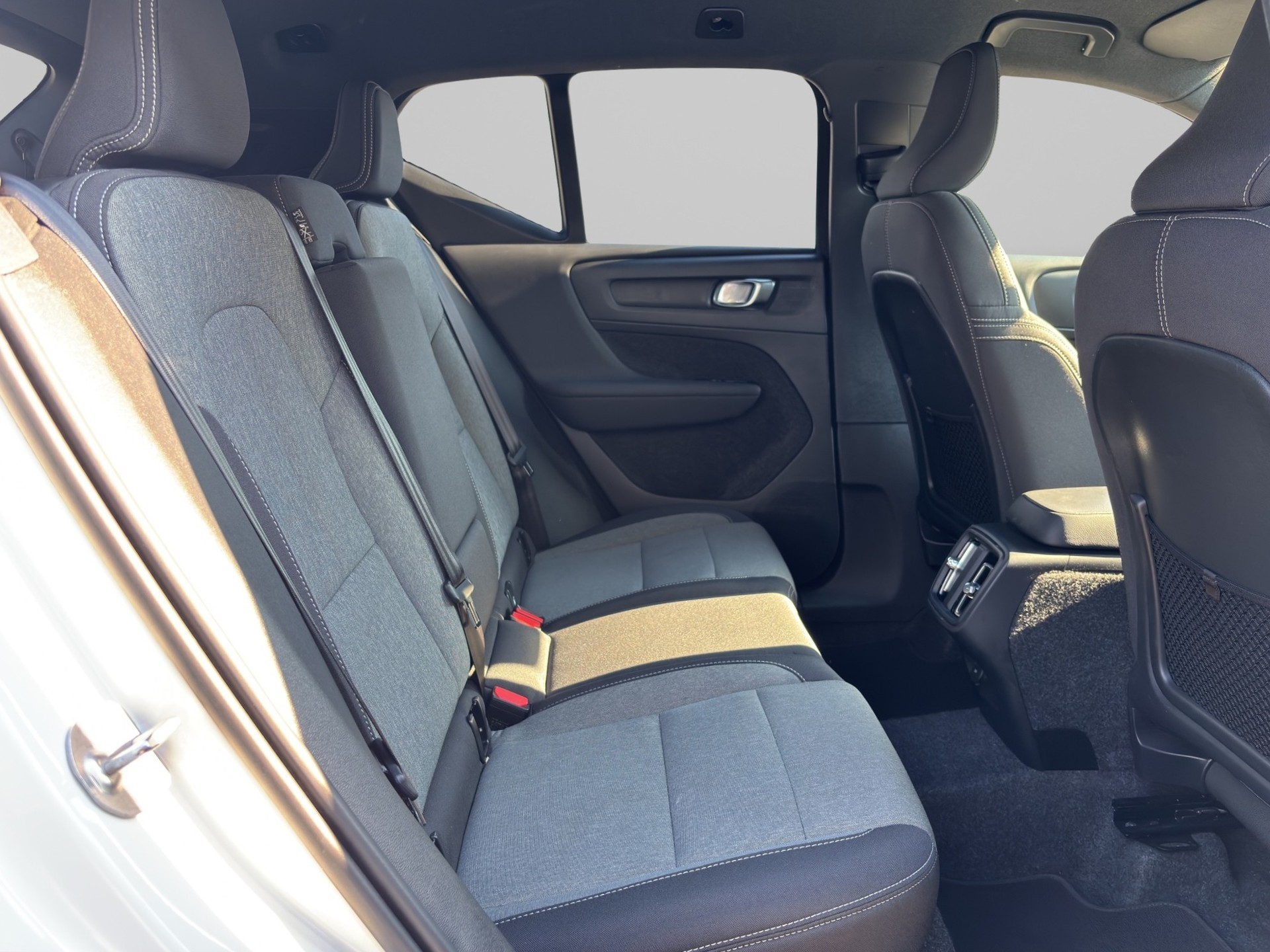VOLVO XC40 2.0 B3 MH Plus Dark-image-14