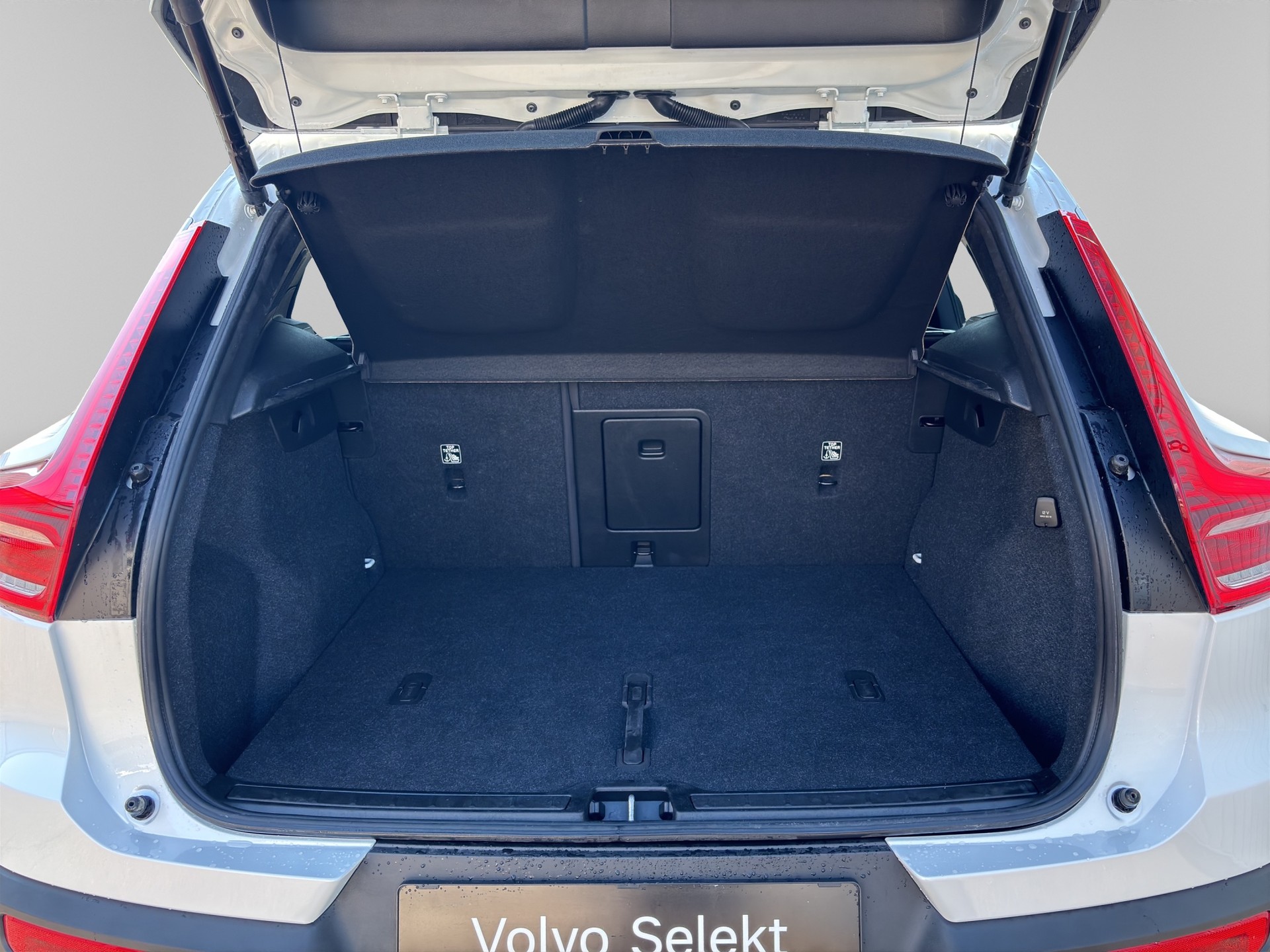 VOLVO XC40 2.0 B3 MH Plus Dark-image-15