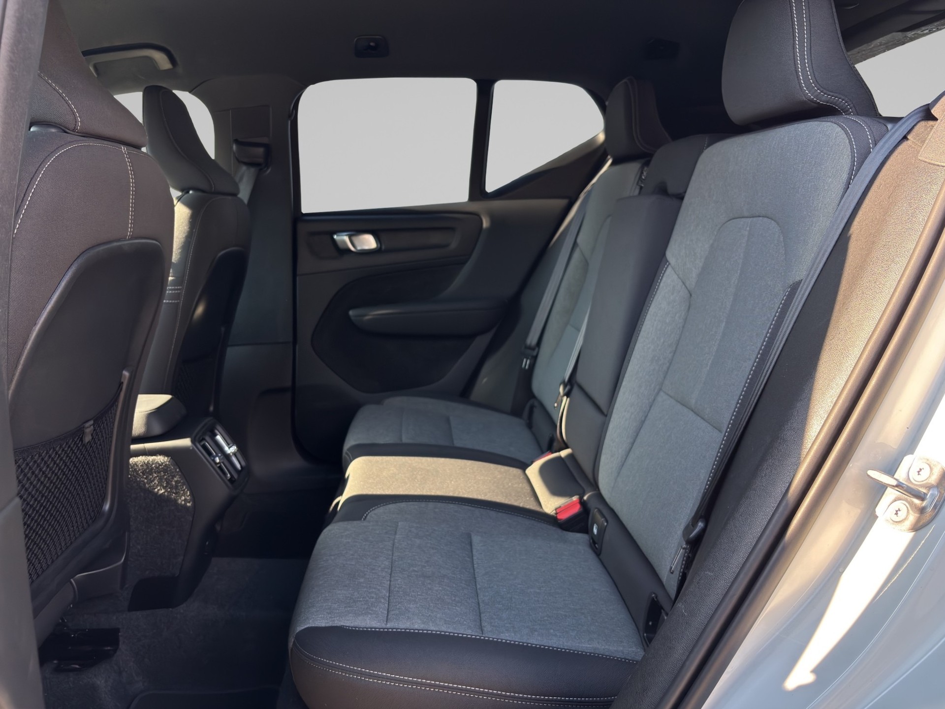 VOLVO XC40 2.0 B3 MH Plus Dark-image-12
