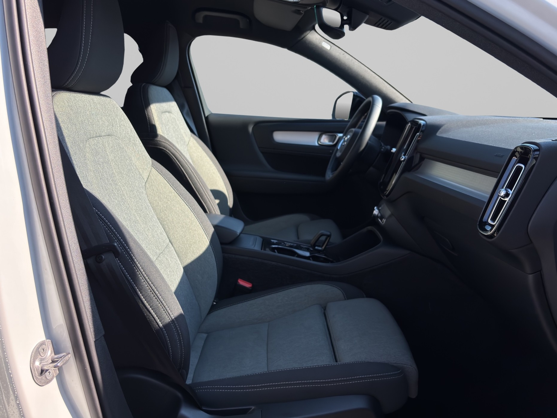 VOLVO XC40 2.0 B3 MH Plus Dark-image-13
