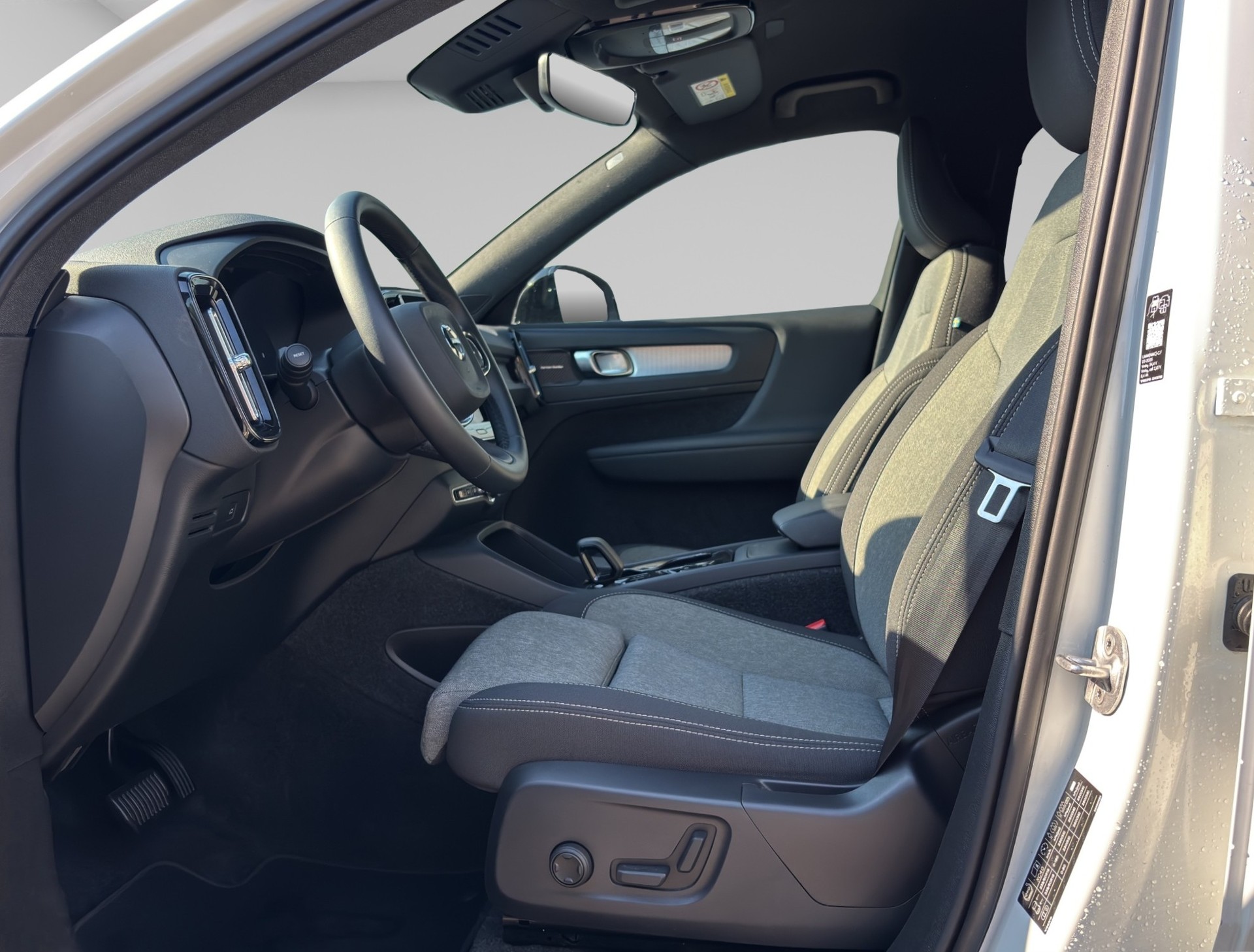 VOLVO XC40 2.0 B3 MH Plus Dark-image-9