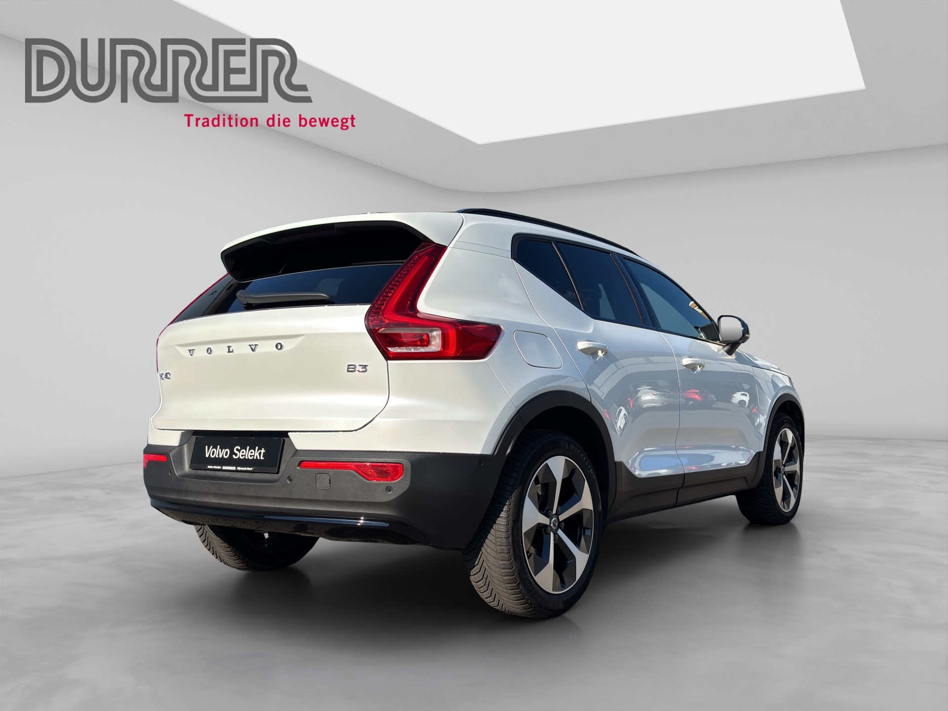 VOLVO XC40 2.0 B3 MH Plus Dark-showroom-element-3