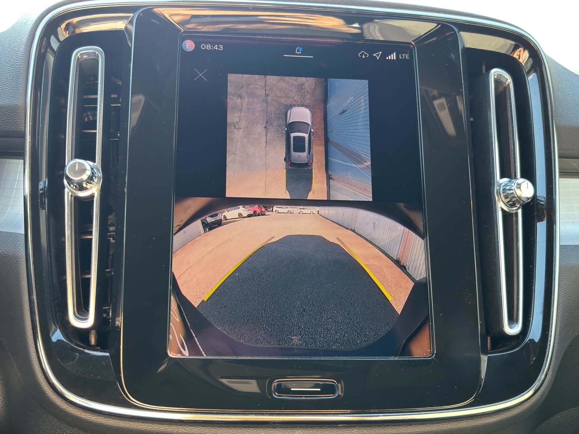 VOLVO XC40 2.0 B3 MH Plus Dark-image-16