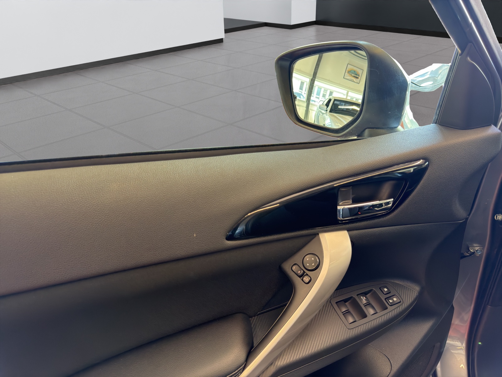 MITSUBISHI Eclipse Cross 2.4 PHEV Inform 4WD-image-25