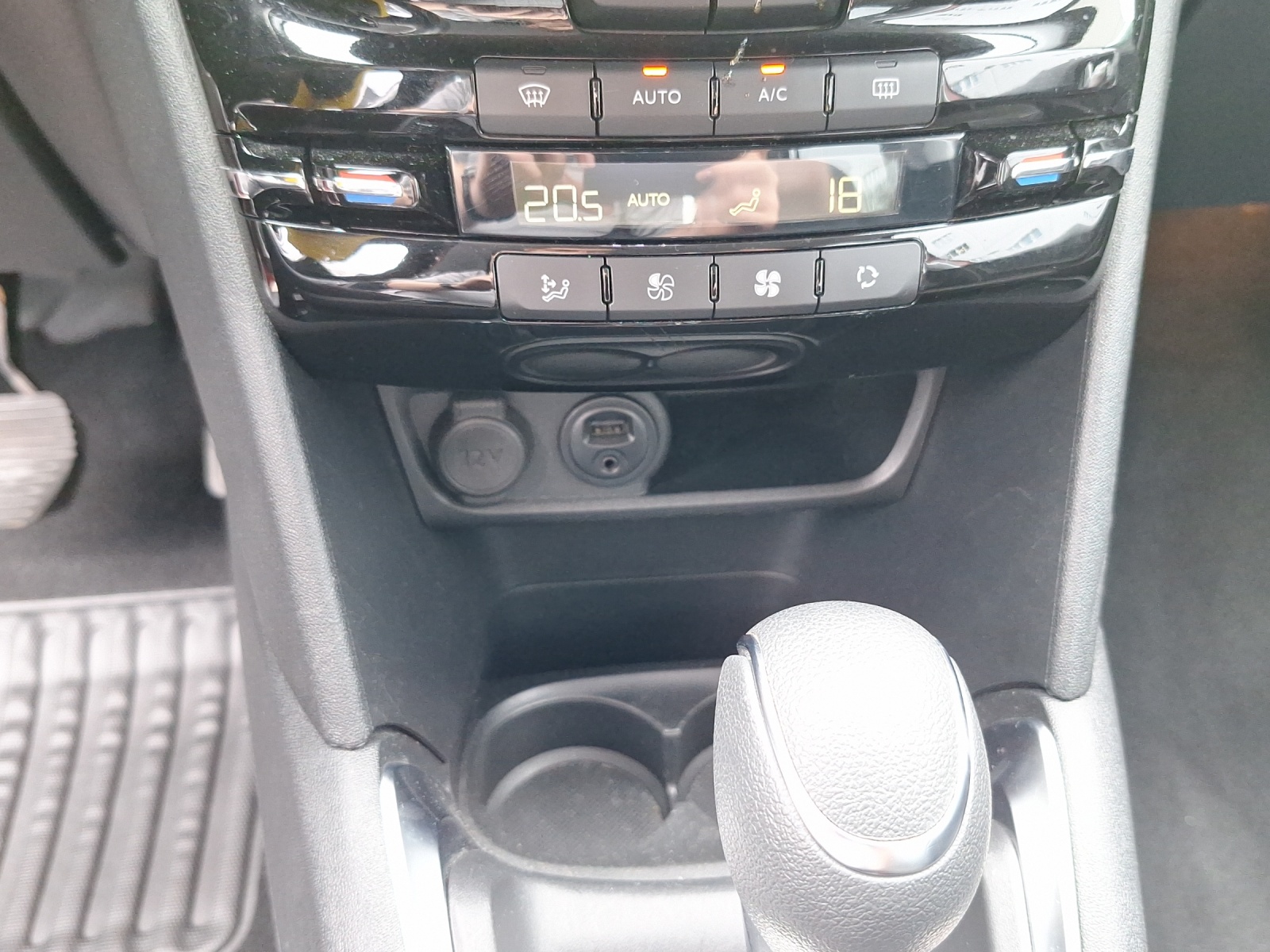 PEUGEOT 208 1.2 PureTech Allure S/S-image-12