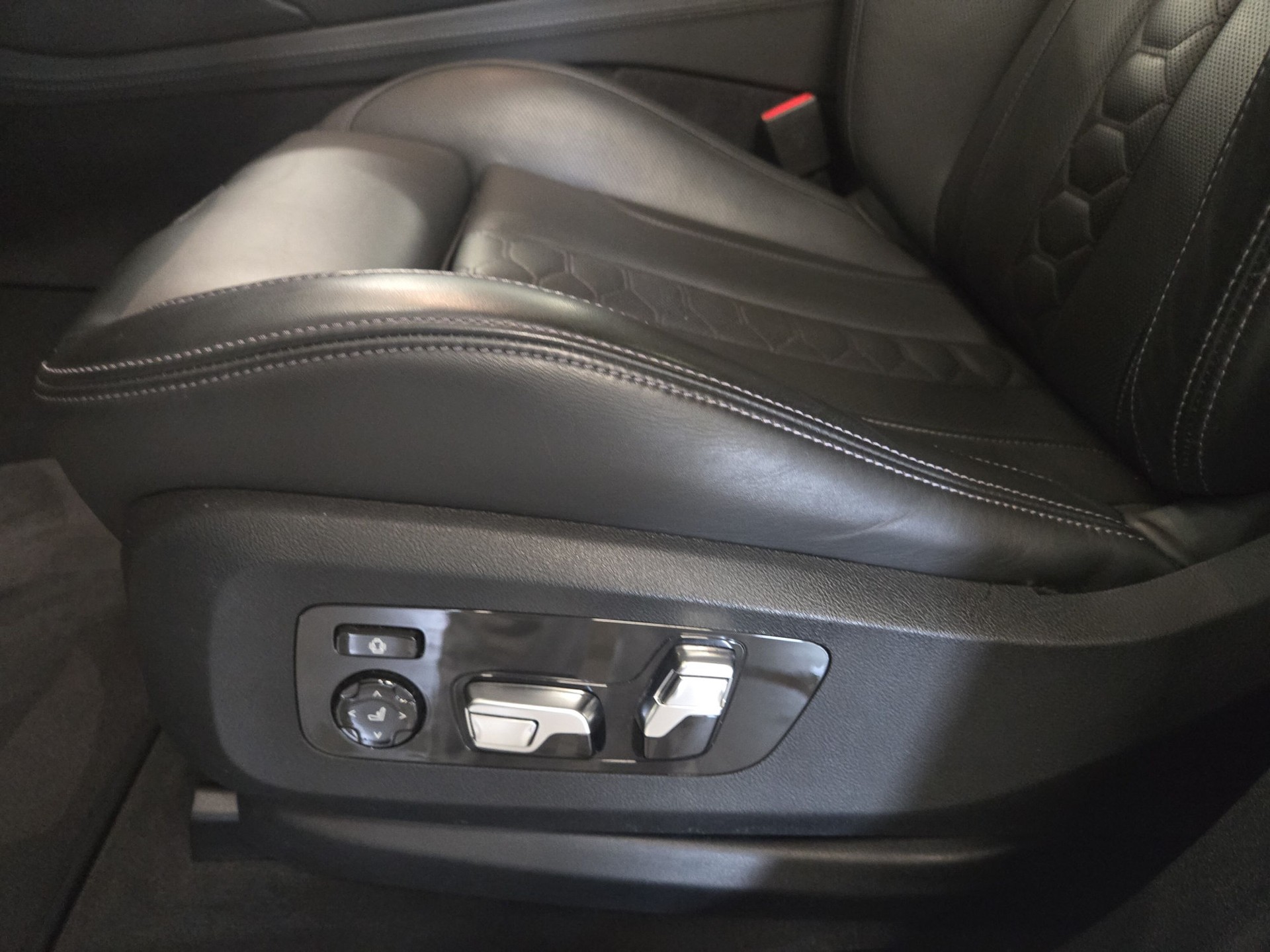 BMW X6M Steptronic M Competition-image-17